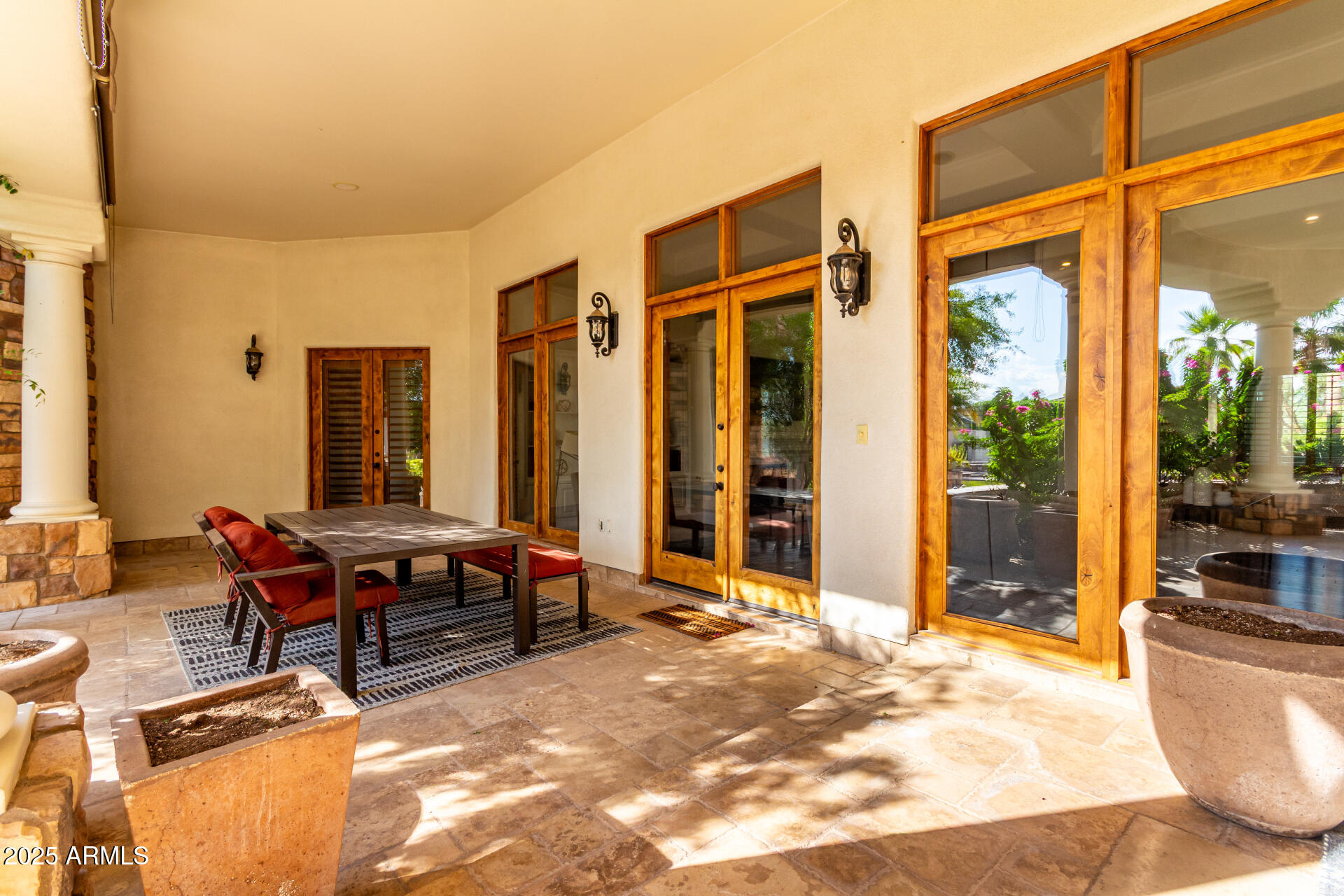 2527 E BEECHNUT Court