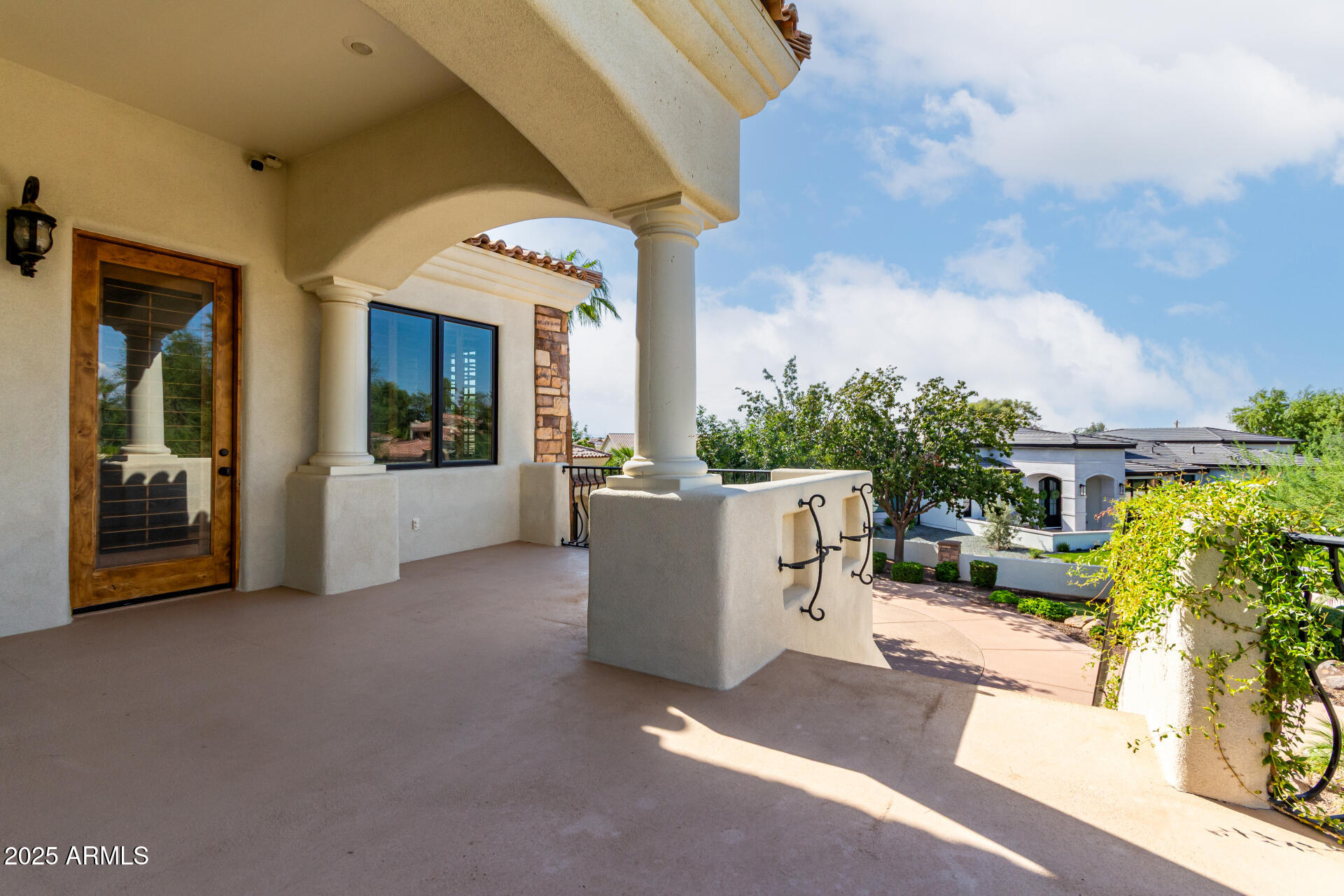 2527 E BEECHNUT Court