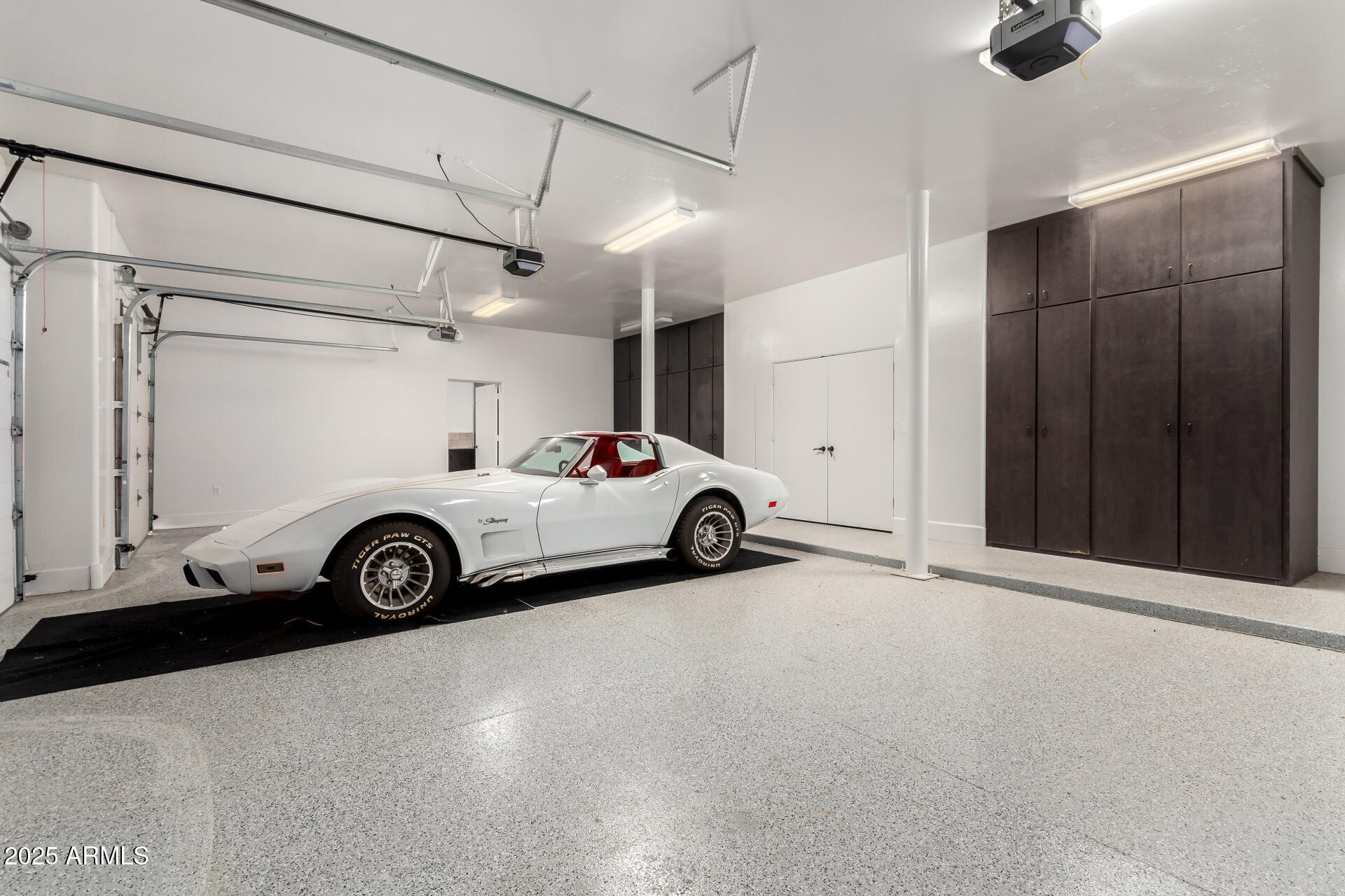 2527 E BEECHNUT Court