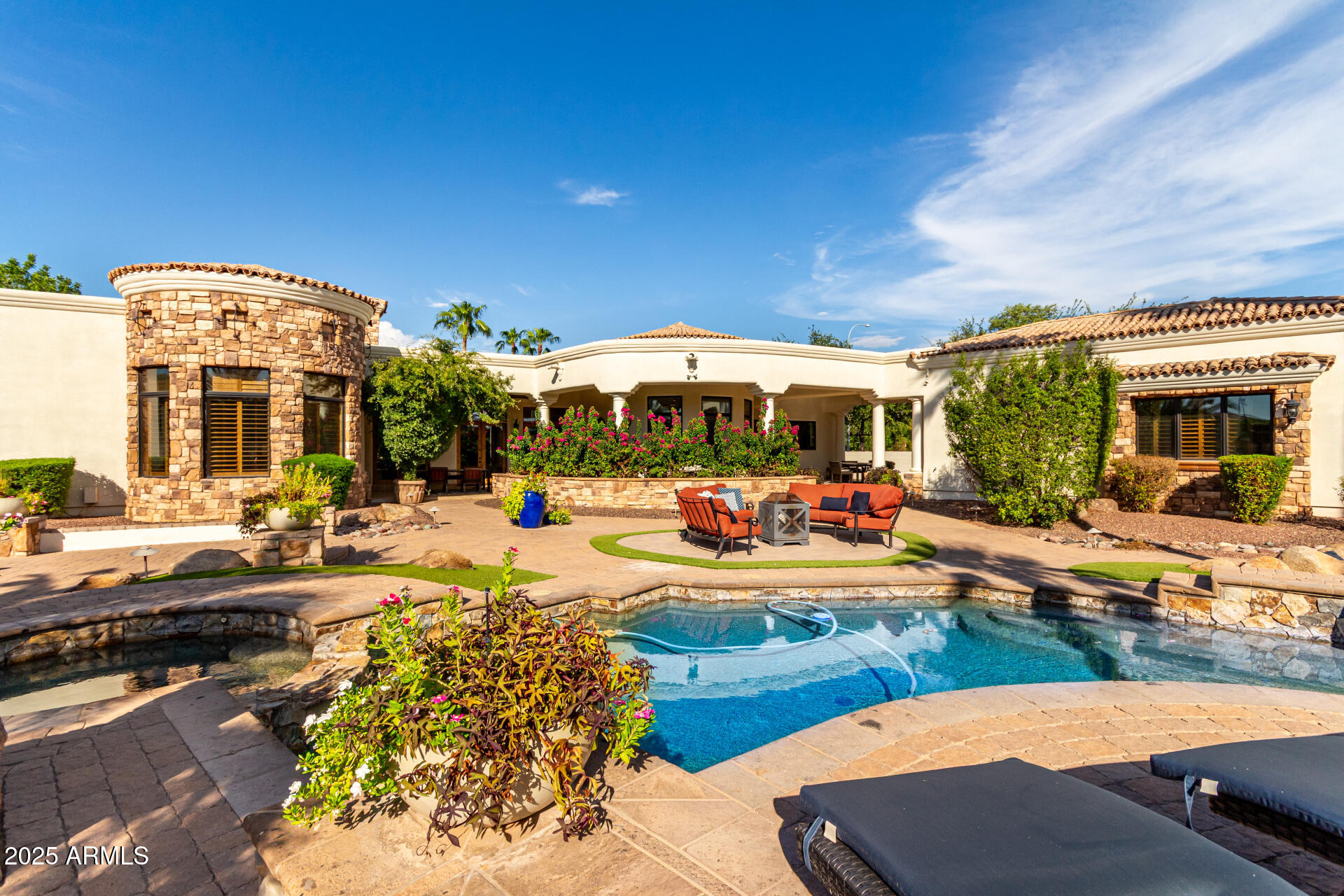 2527 E BEECHNUT Court