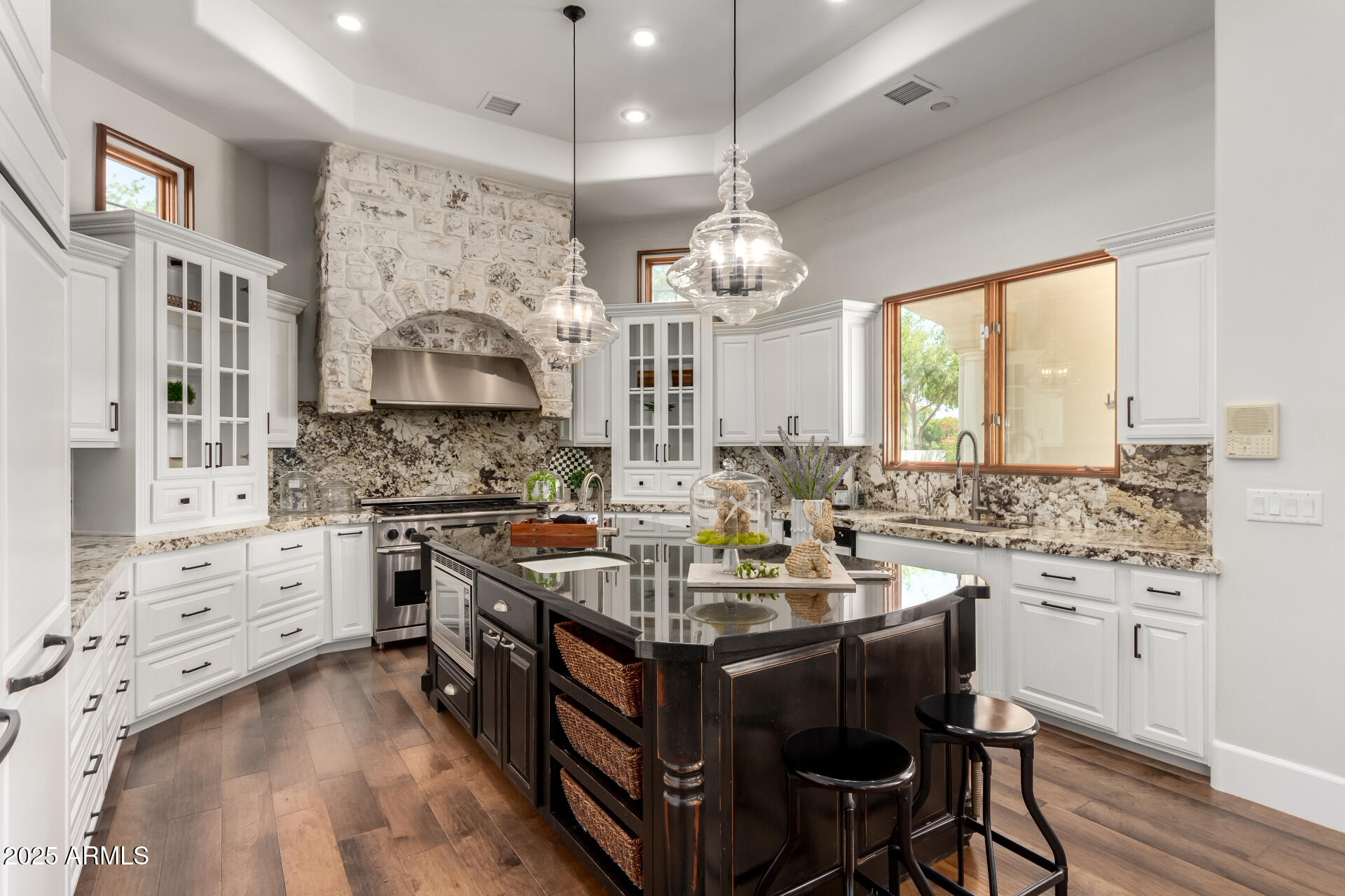 2527 E BEECHNUT Court