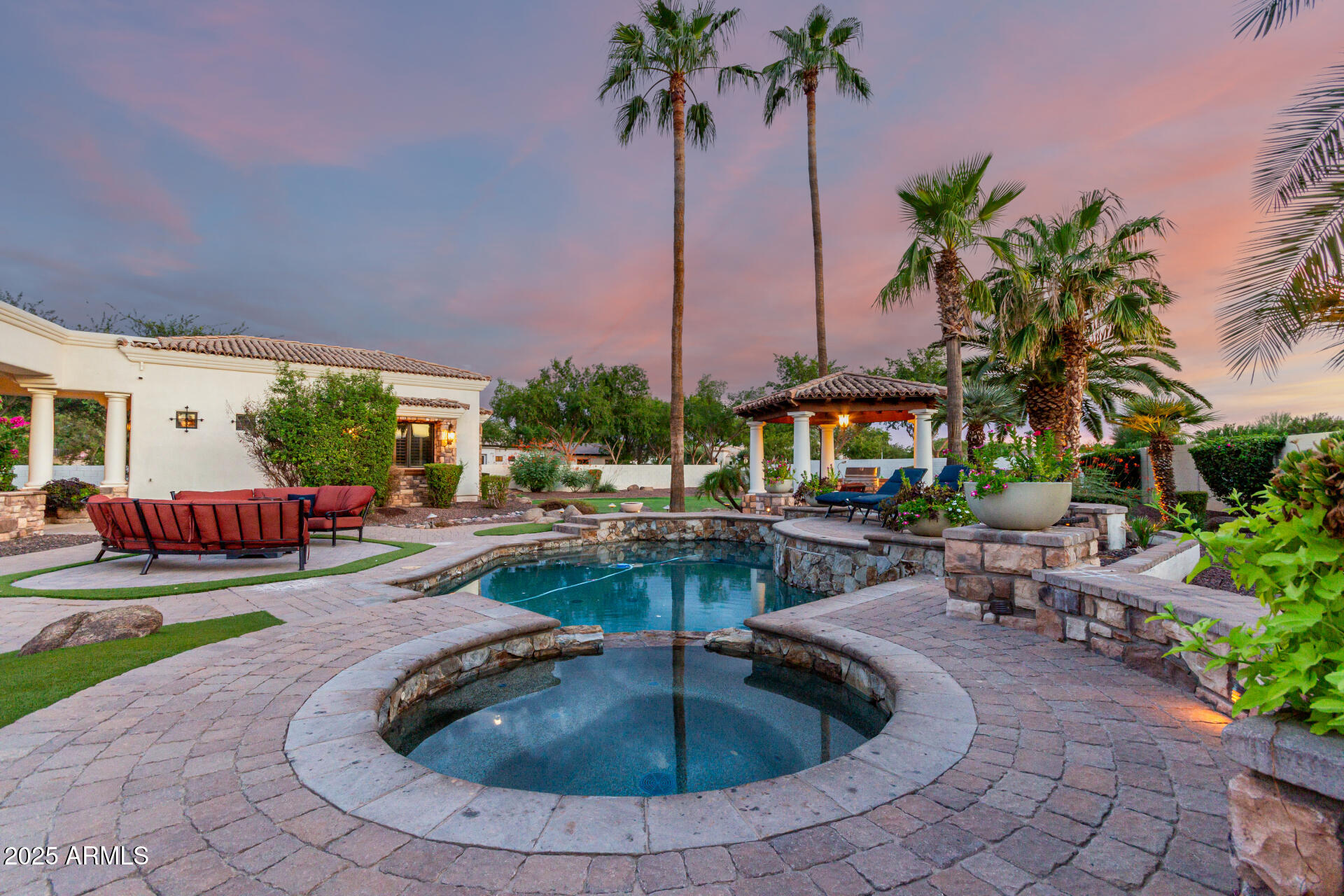 2527 E BEECHNUT Court