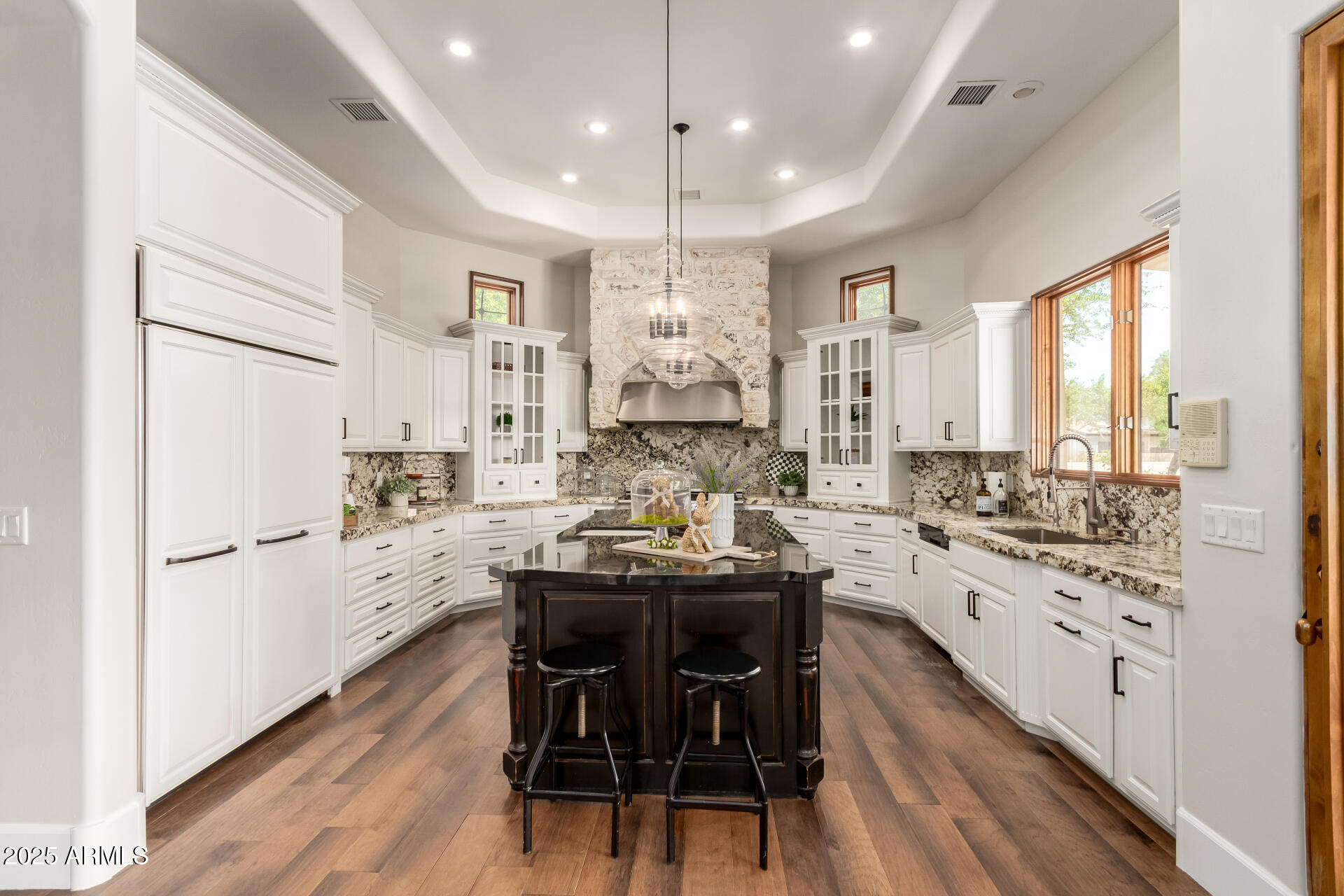 2527 E BEECHNUT Court