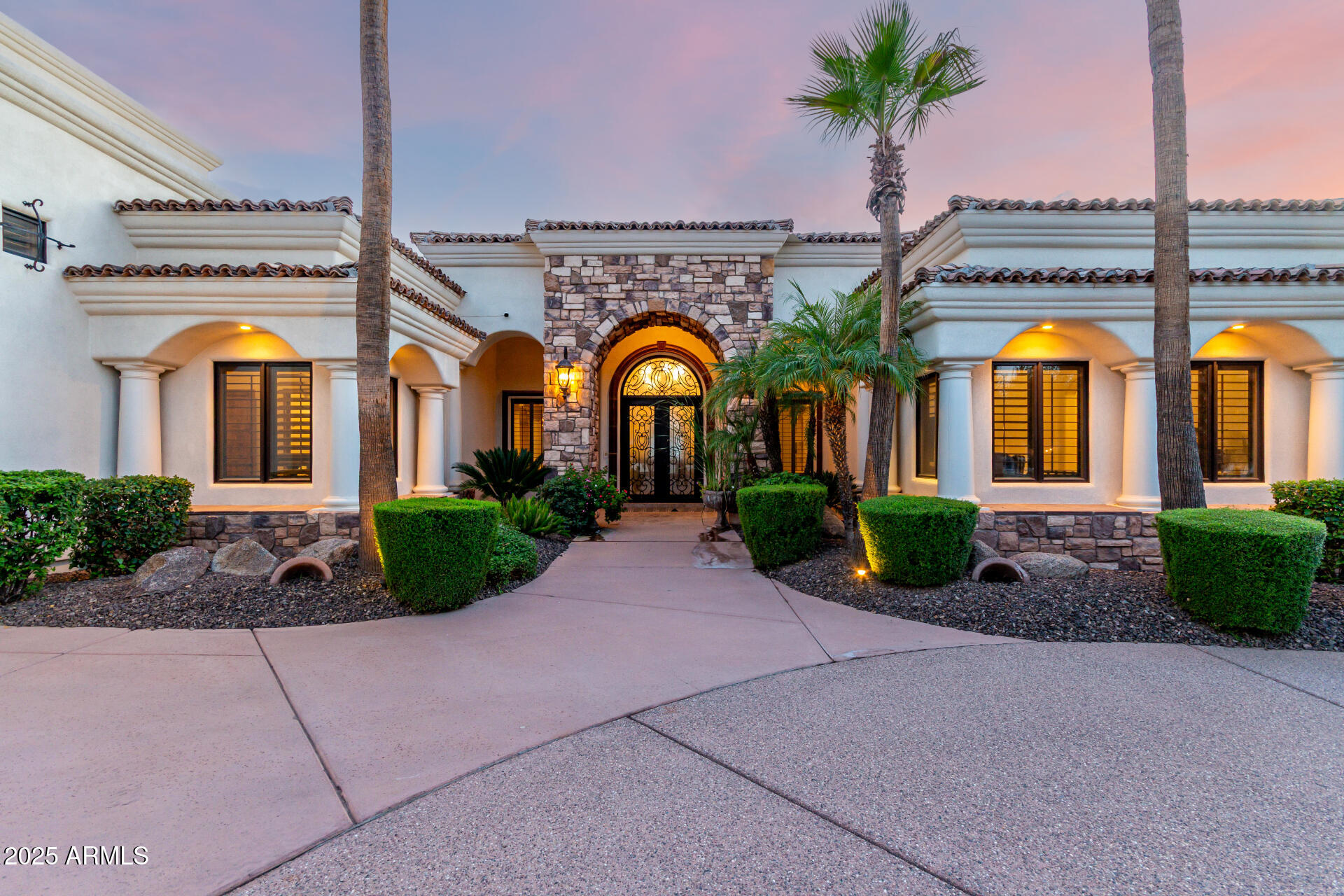 2527 E BEECHNUT Court