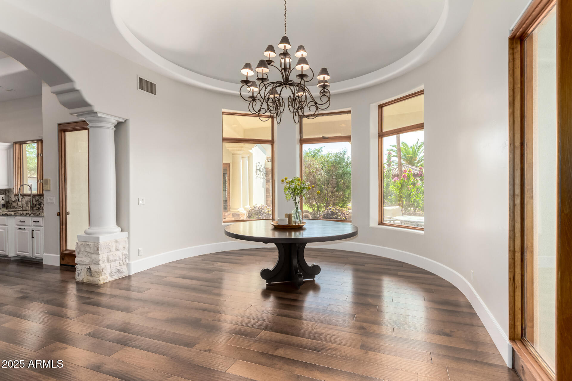 2527 E BEECHNUT Court