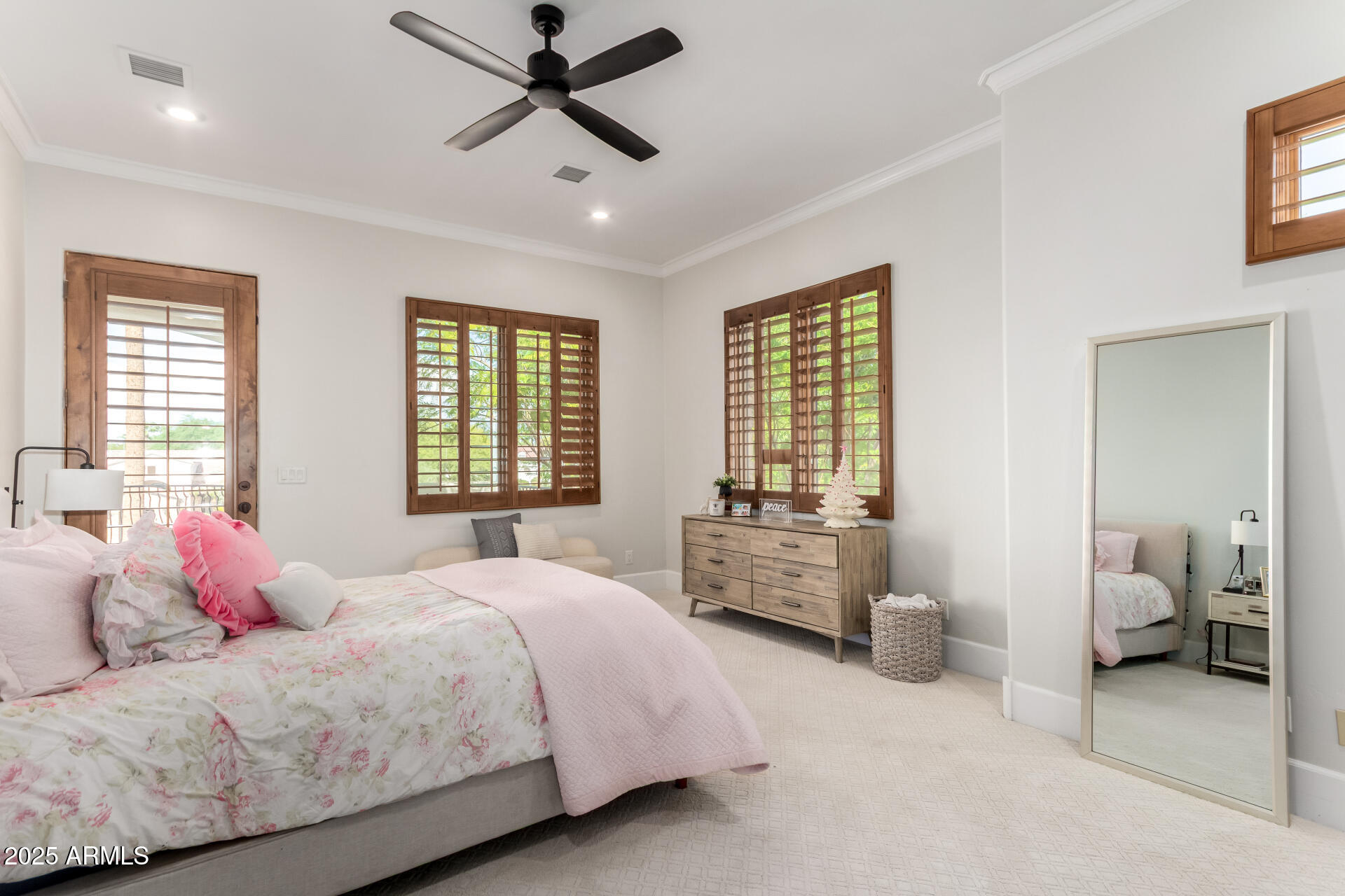 2527 E BEECHNUT Court