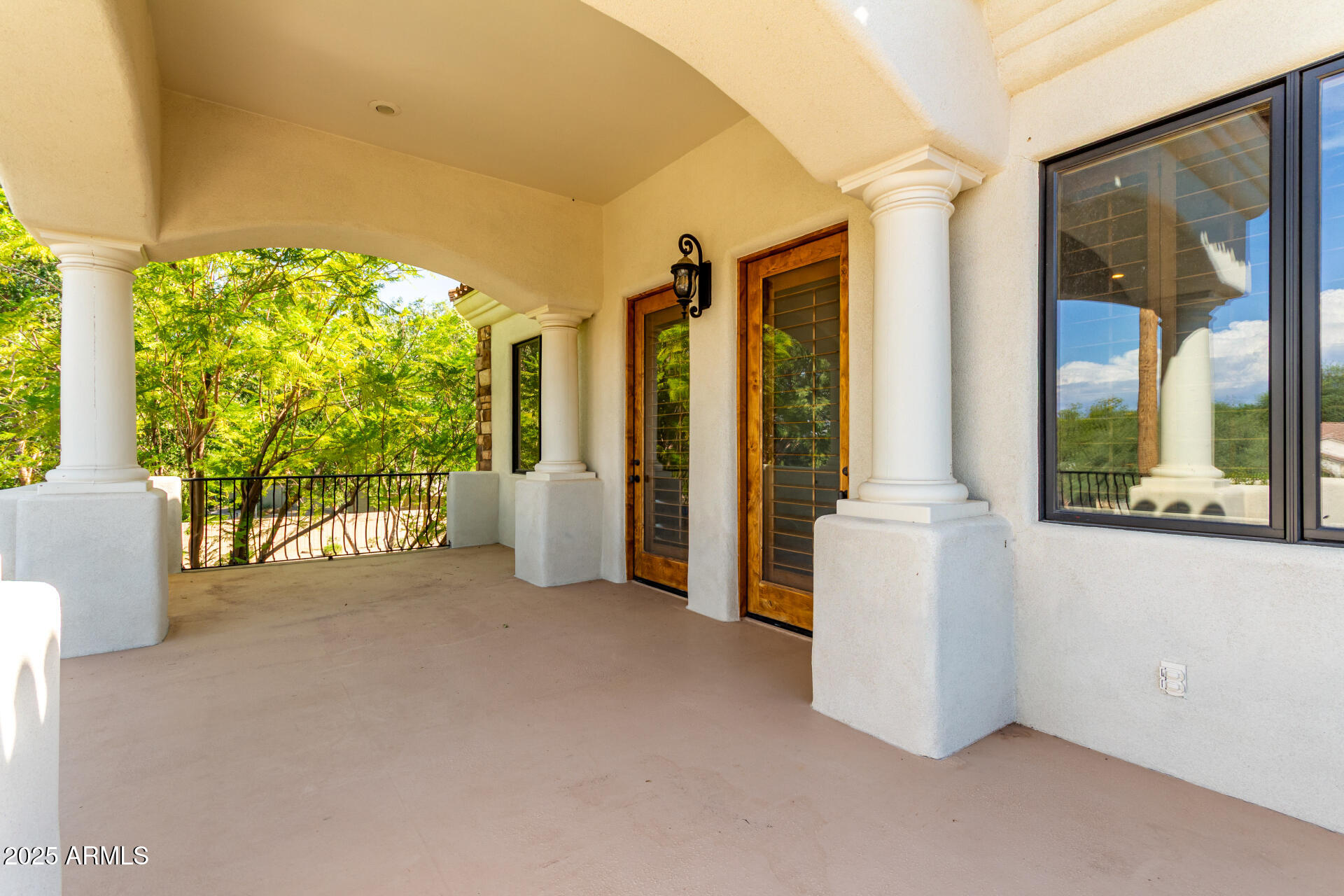 2527 E BEECHNUT Court