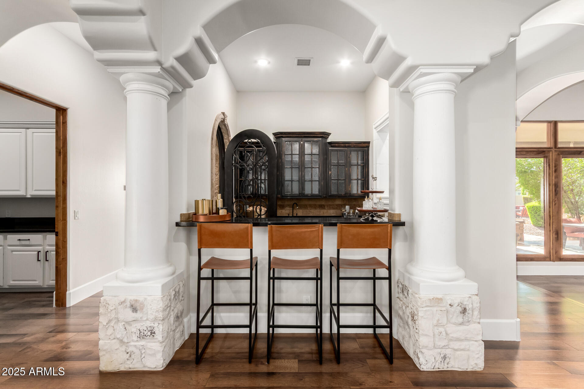 2527 E BEECHNUT Court