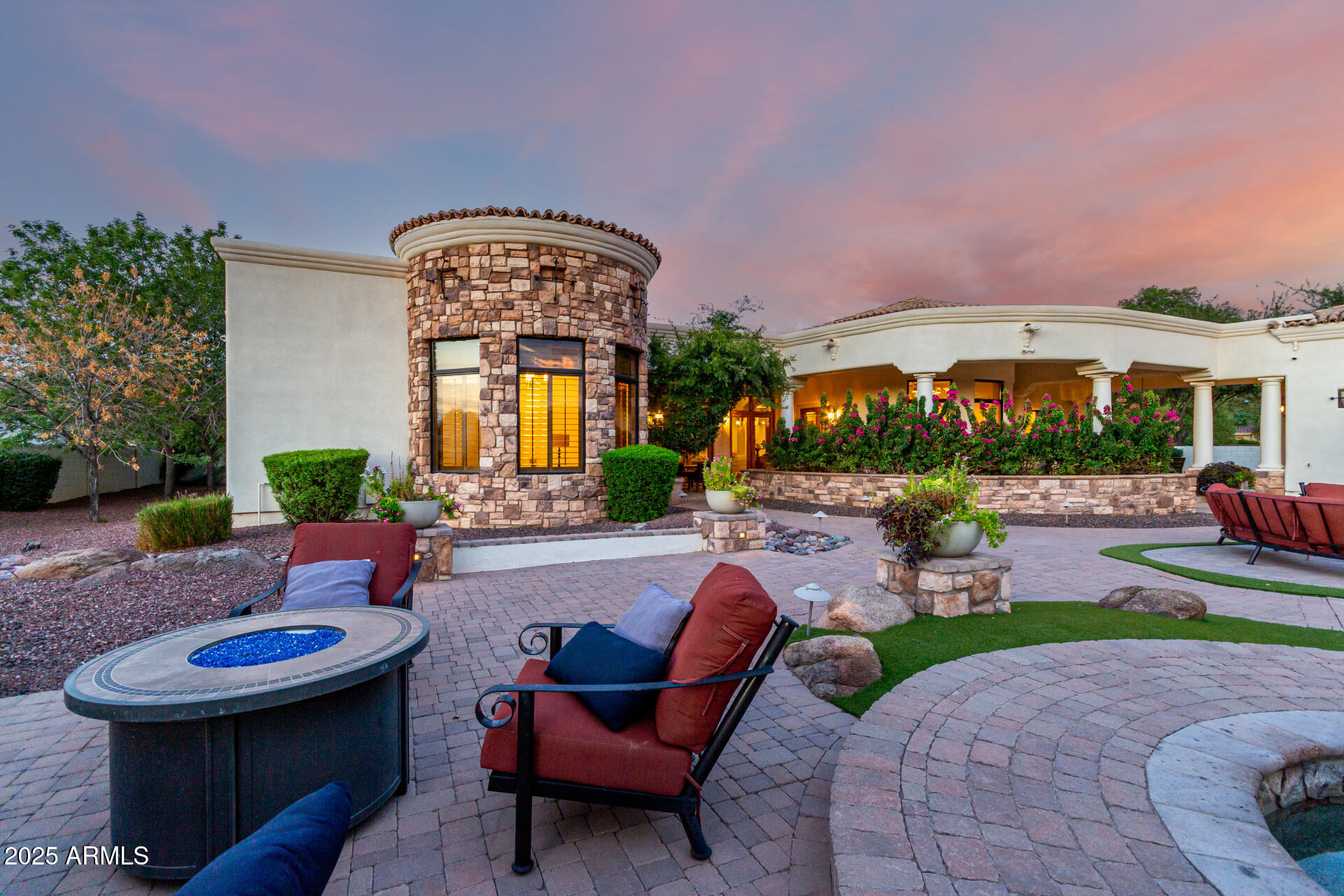 2527 E BEECHNUT Court