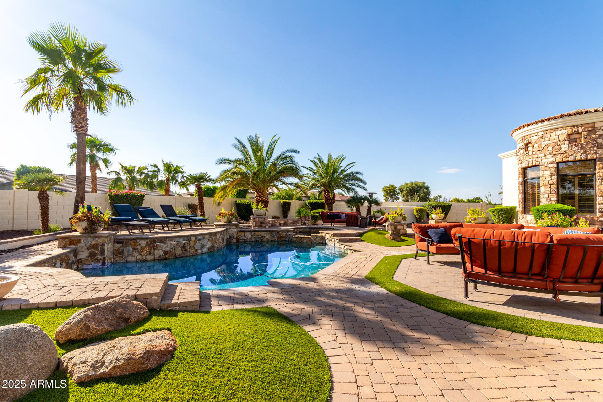 2527 E BEECHNUT Court