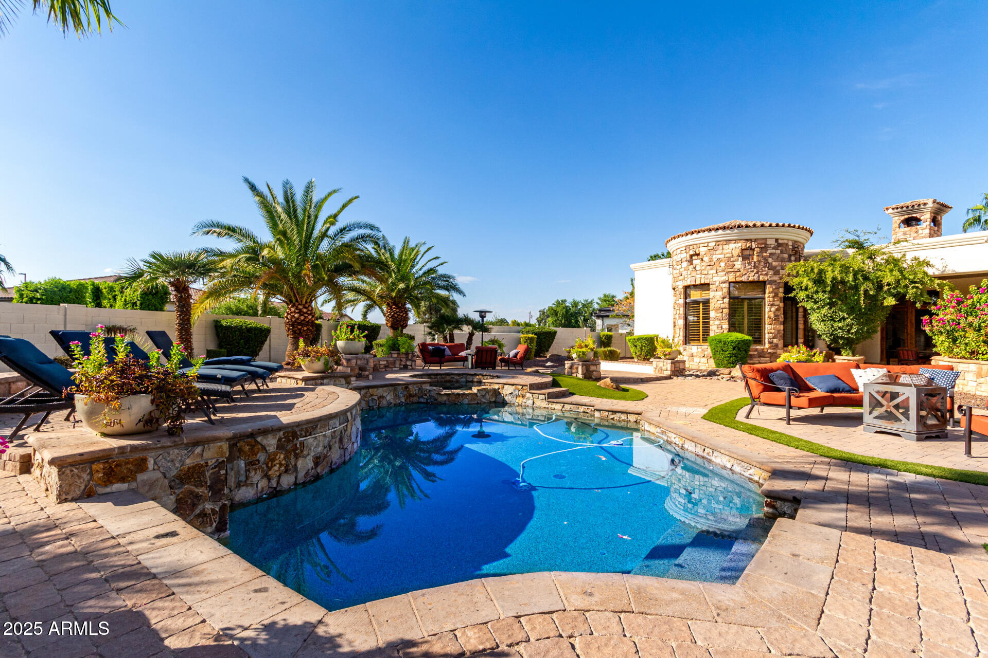 2527 E BEECHNUT Court