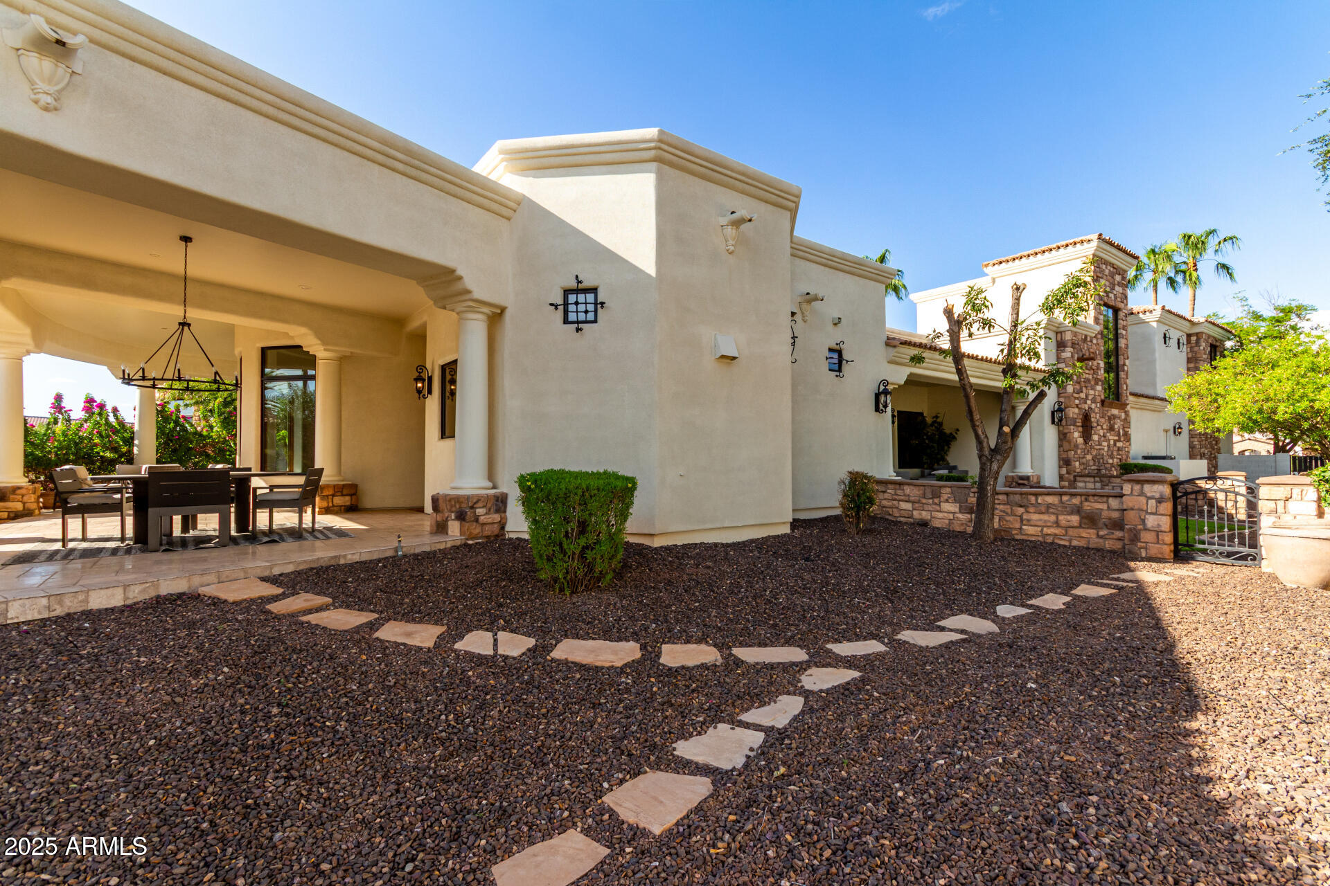 2527 E BEECHNUT Court