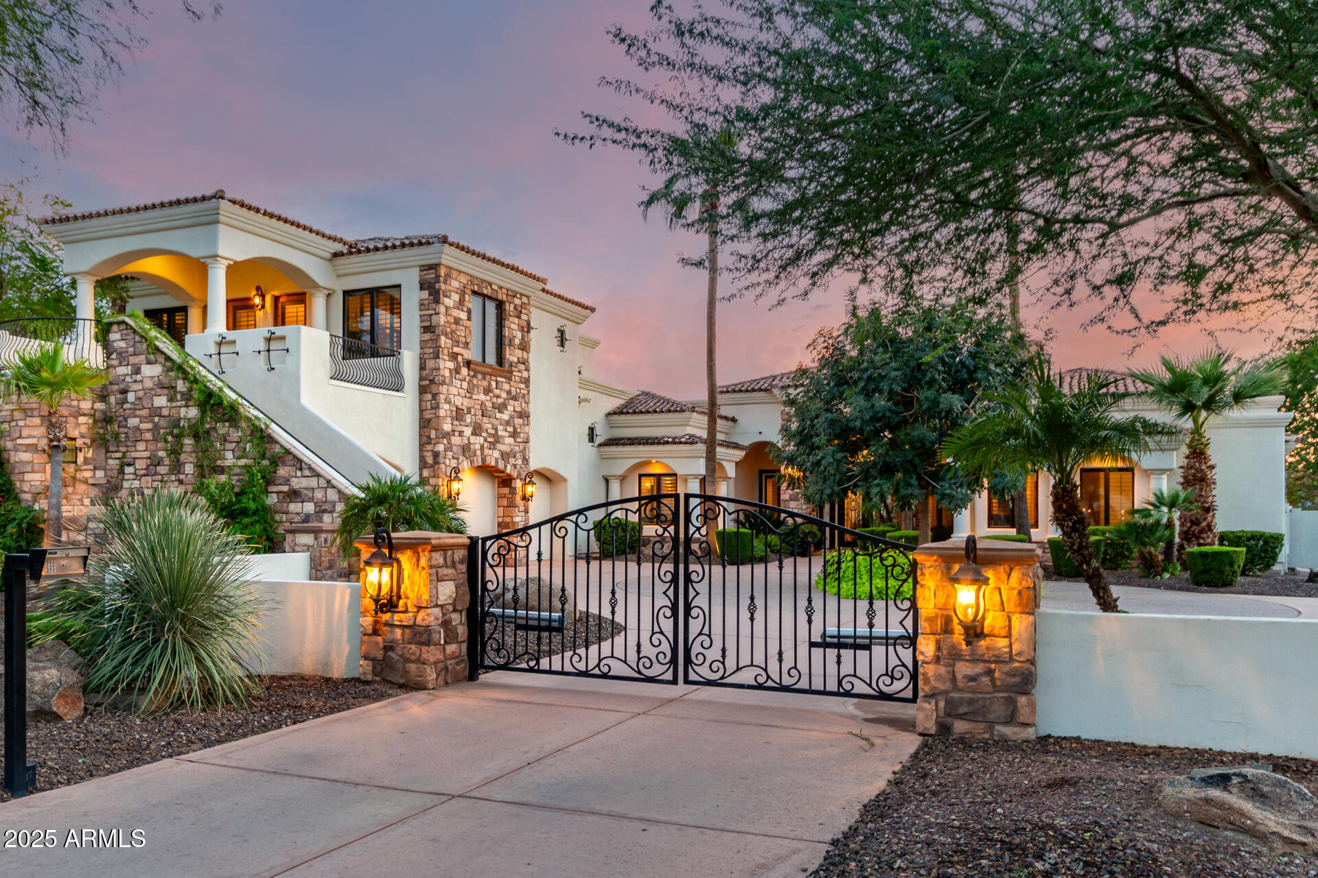 2527 E BEECHNUT Court