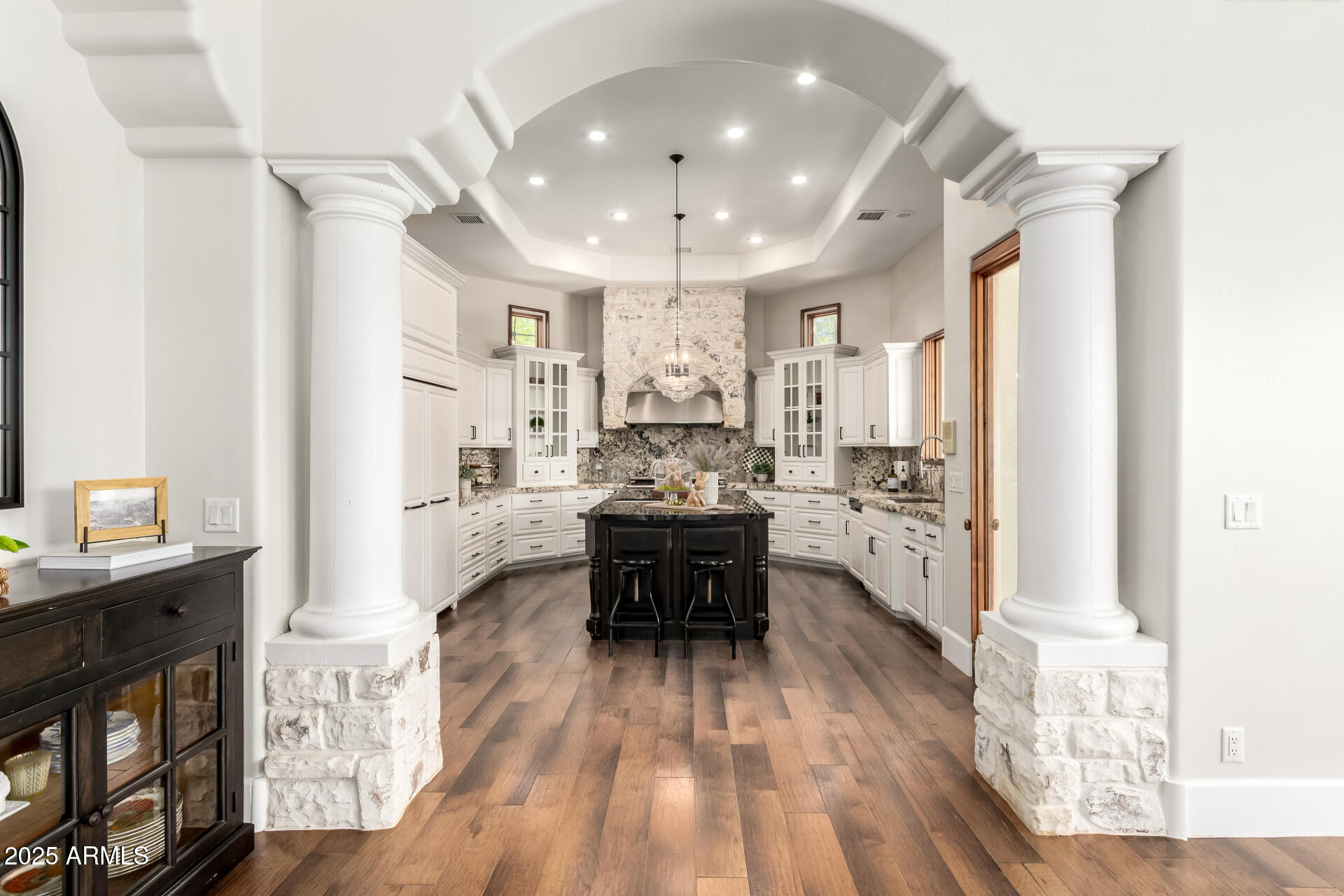 2527 E BEECHNUT Court