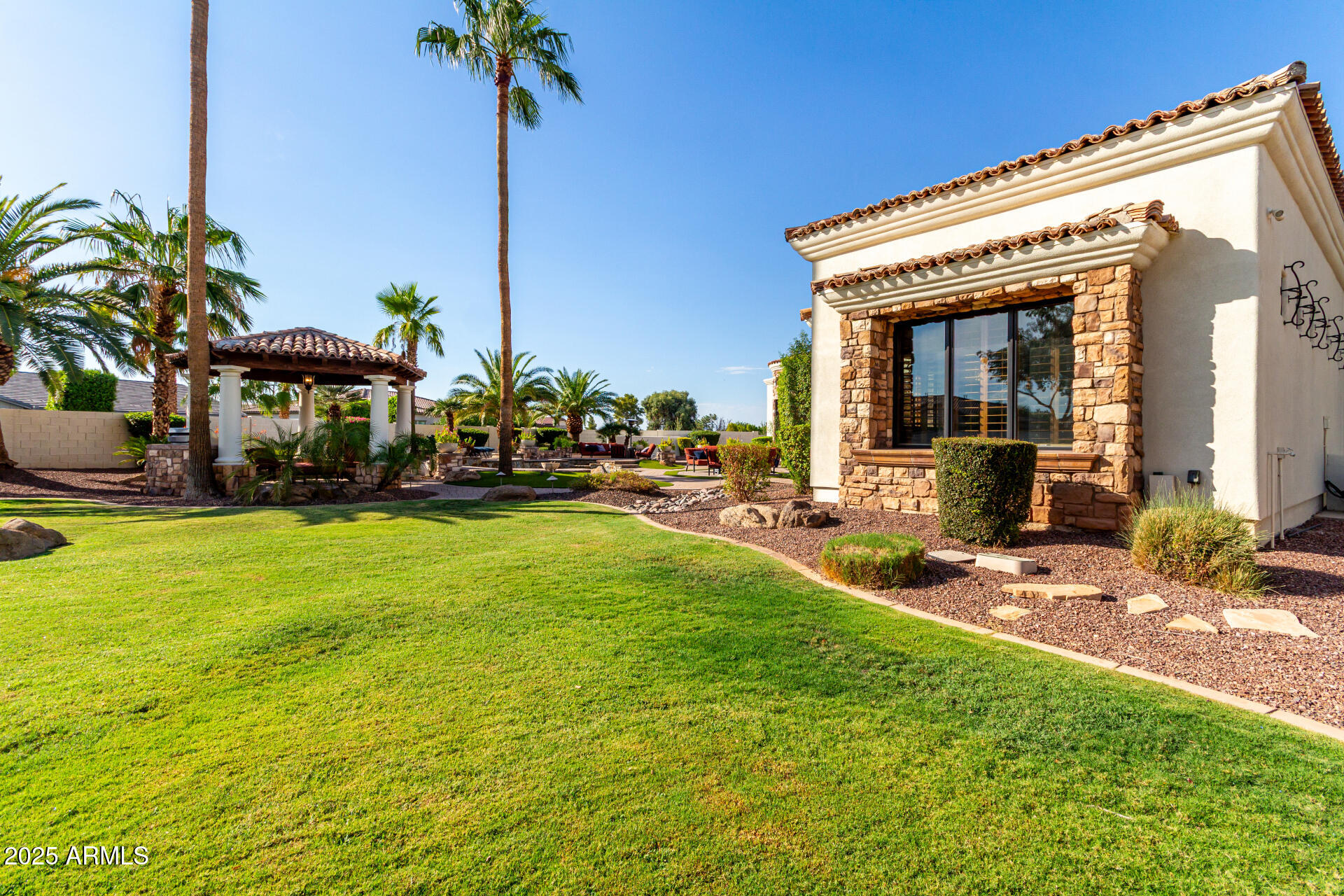 2527 E BEECHNUT Court