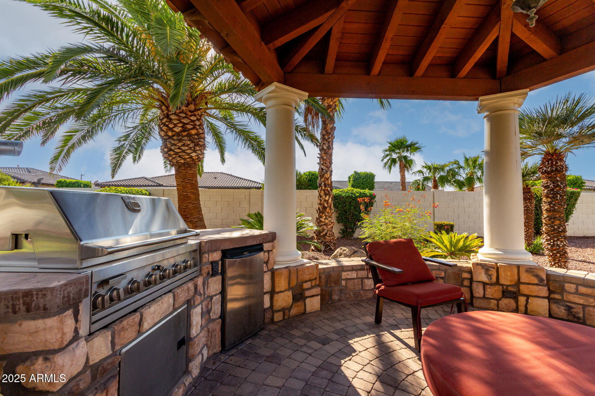 2527 E BEECHNUT Court