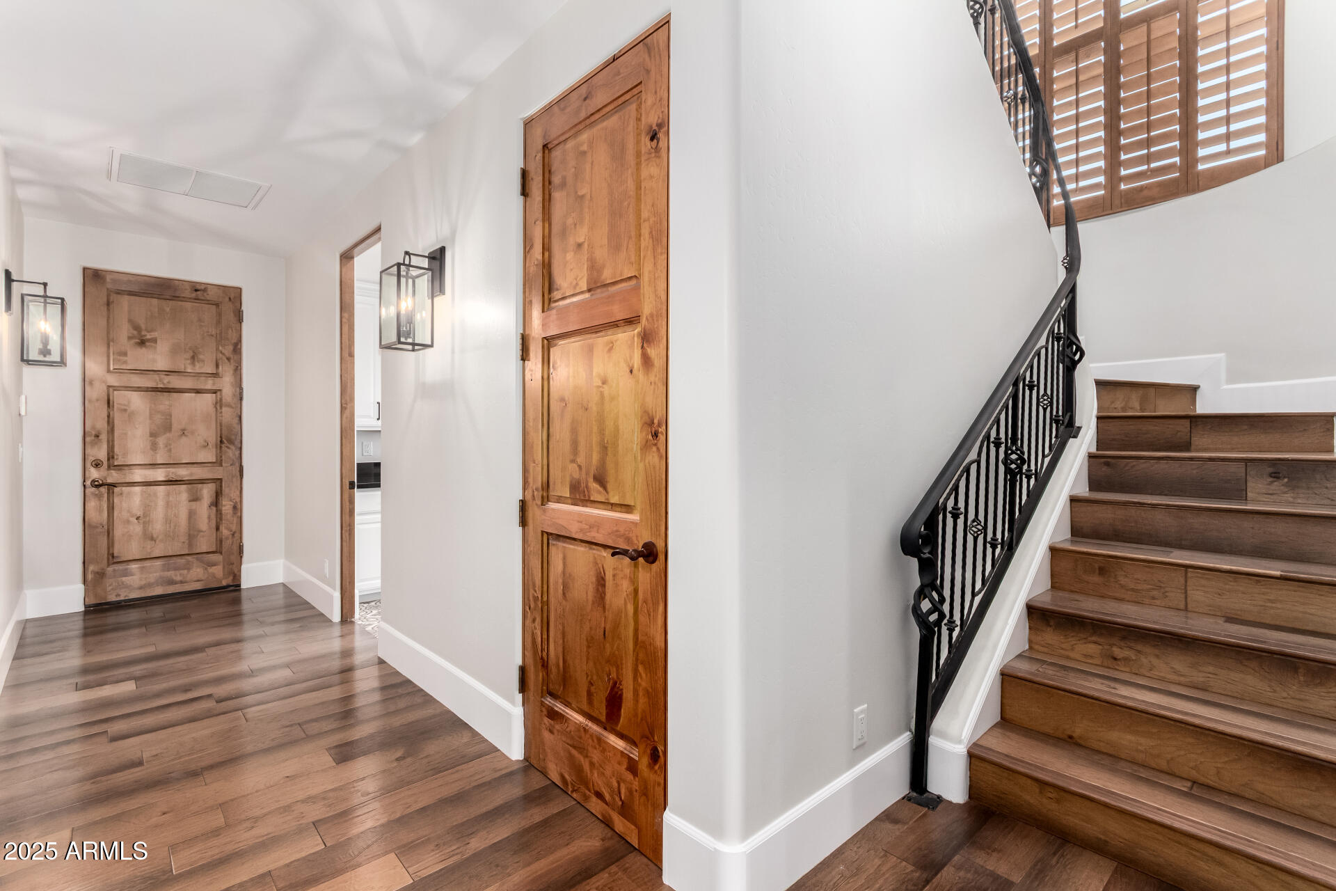 2527 E BEECHNUT Court