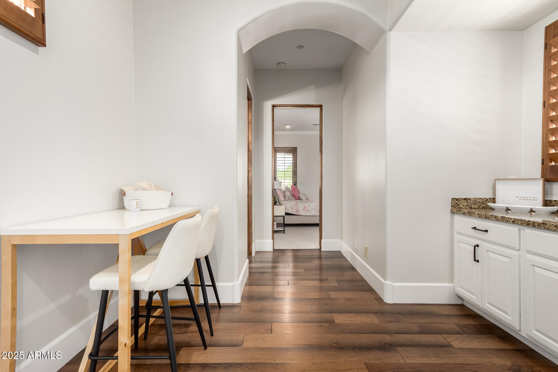 2527 E BEECHNUT Court