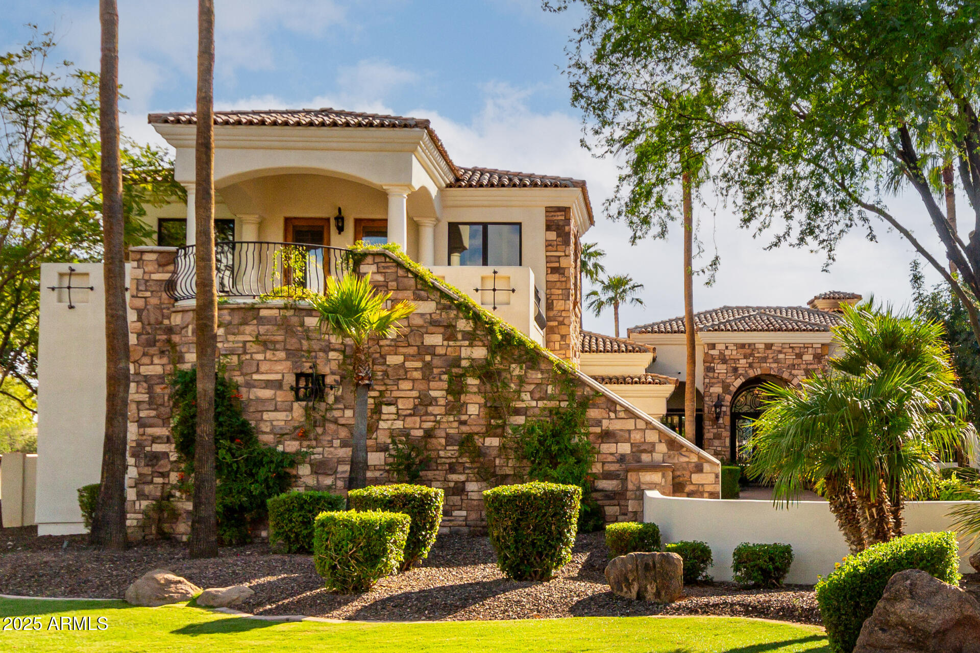 2527 E BEECHNUT Court