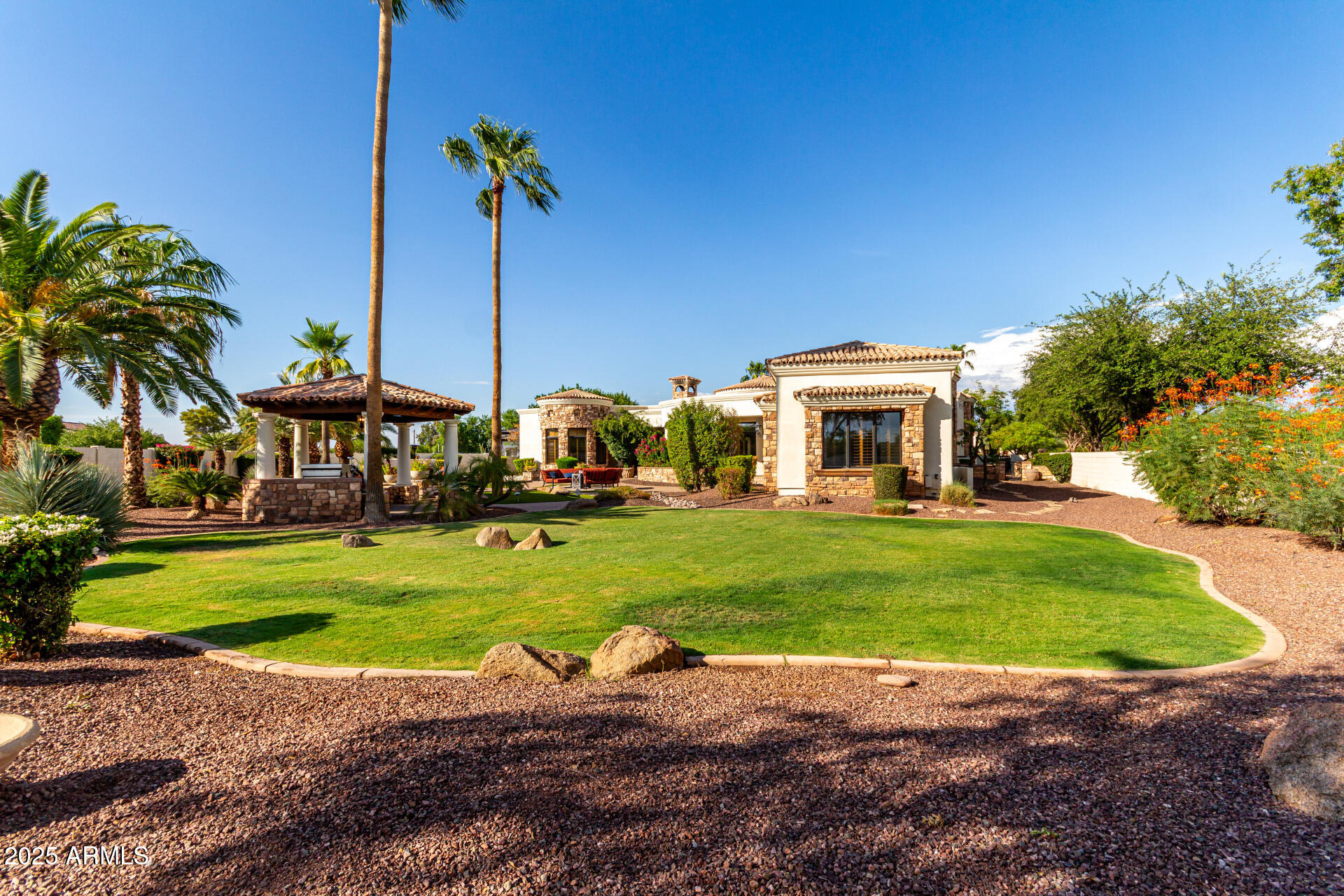 2527 E BEECHNUT Court