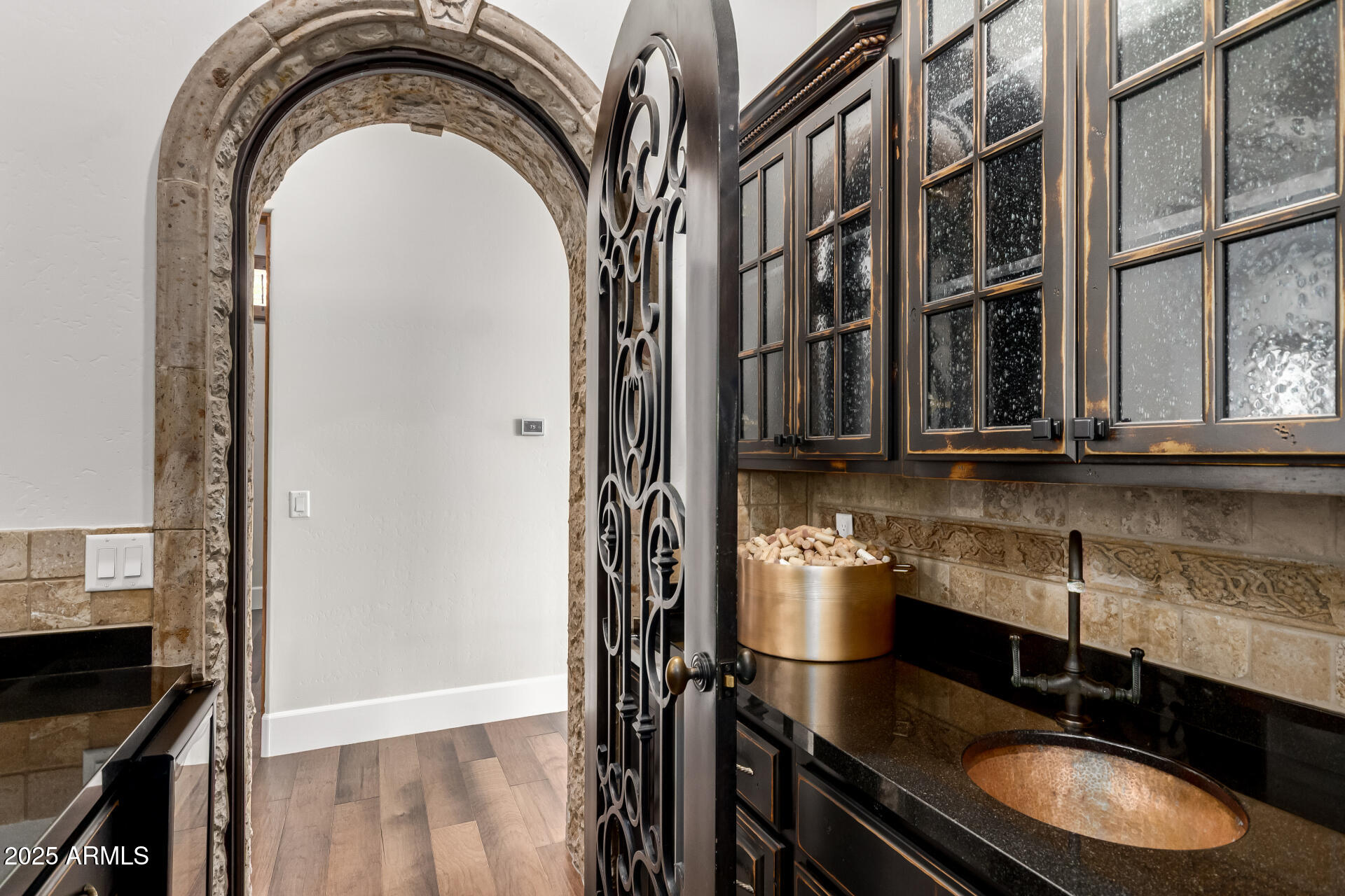 2527 E BEECHNUT Court