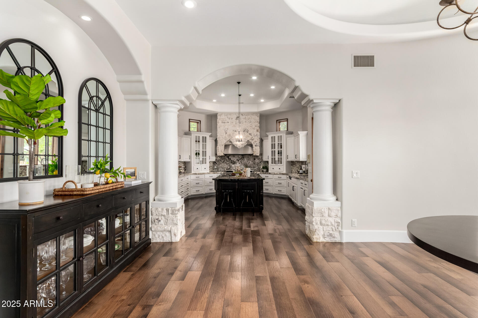 2527 E BEECHNUT Court