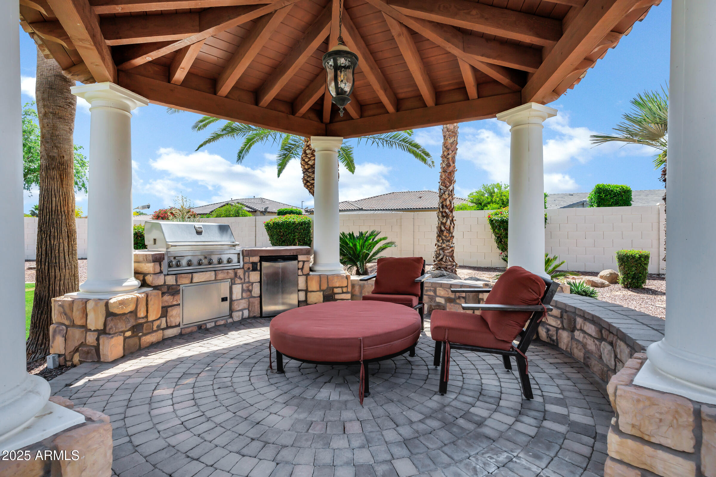 2527 E BEECHNUT Court
