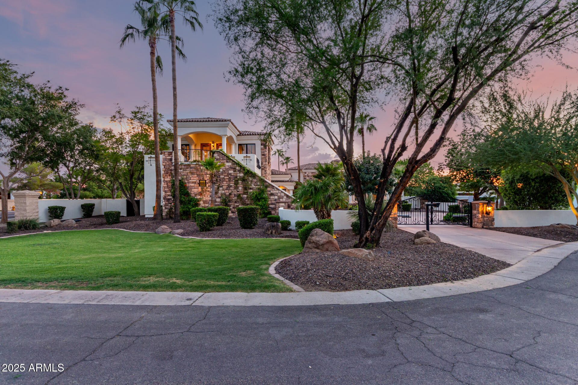 2527 E BEECHNUT Court