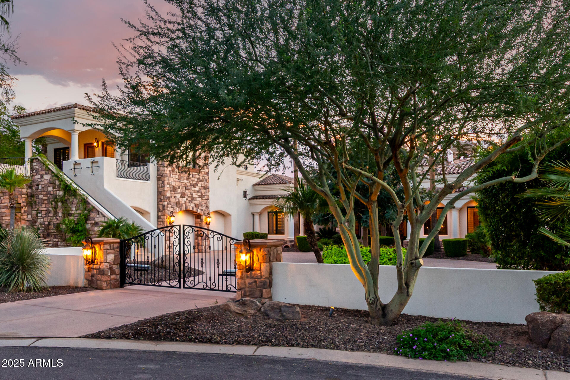 2527 E BEECHNUT Court