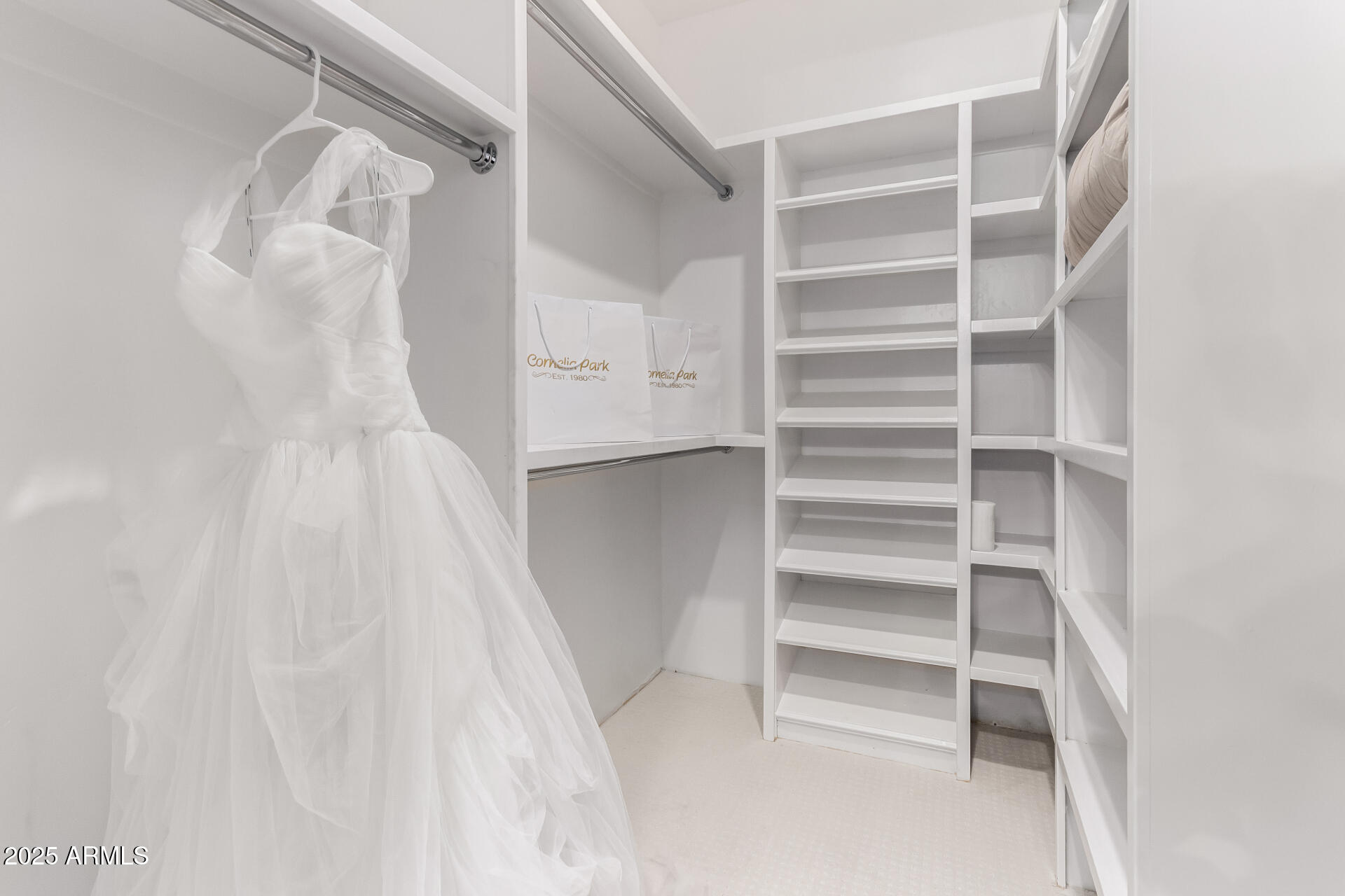 2527 E BEECHNUT Court