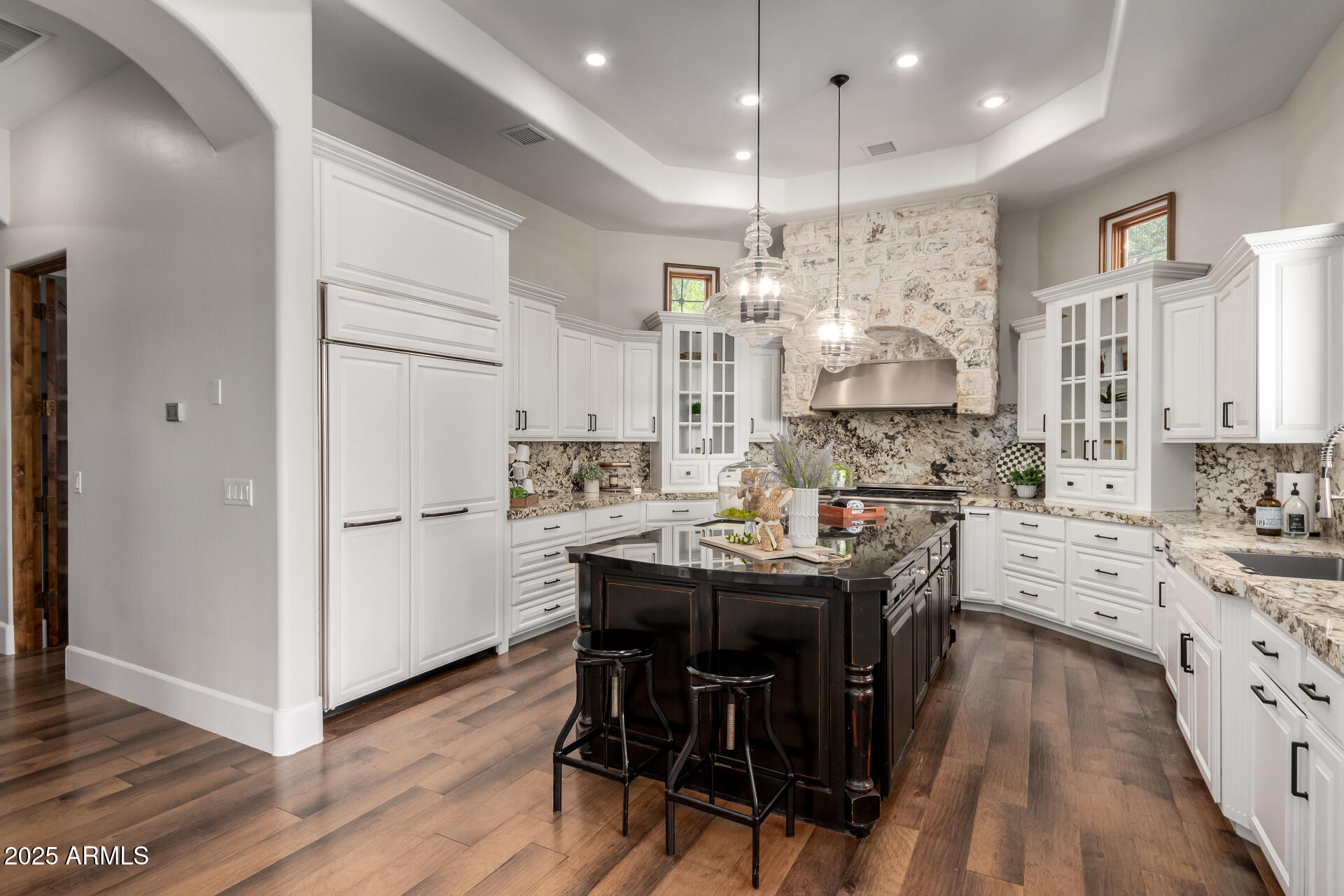 2527 E BEECHNUT Court