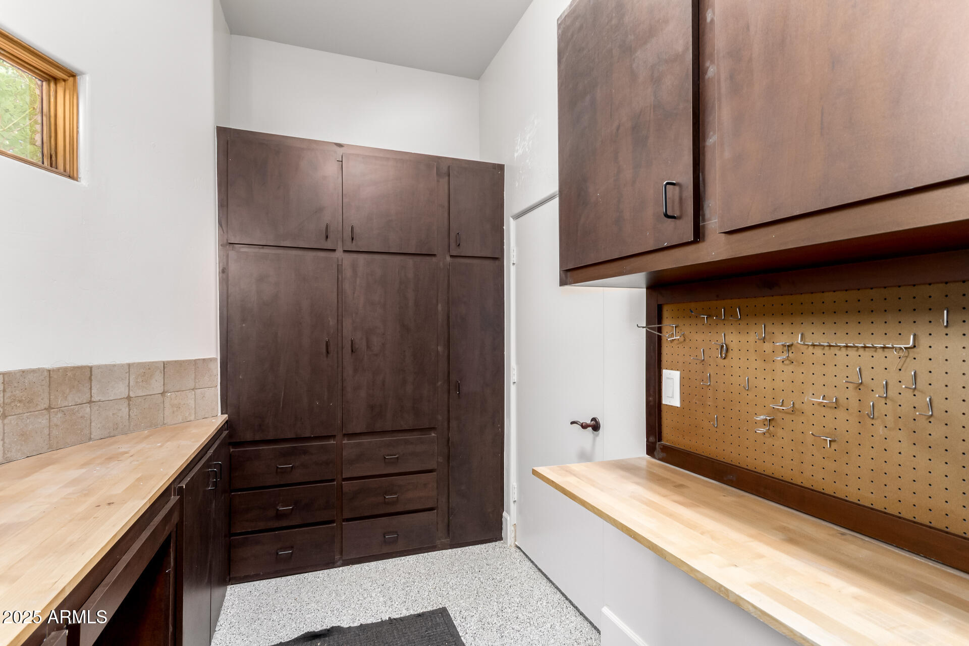 2527 E BEECHNUT Court