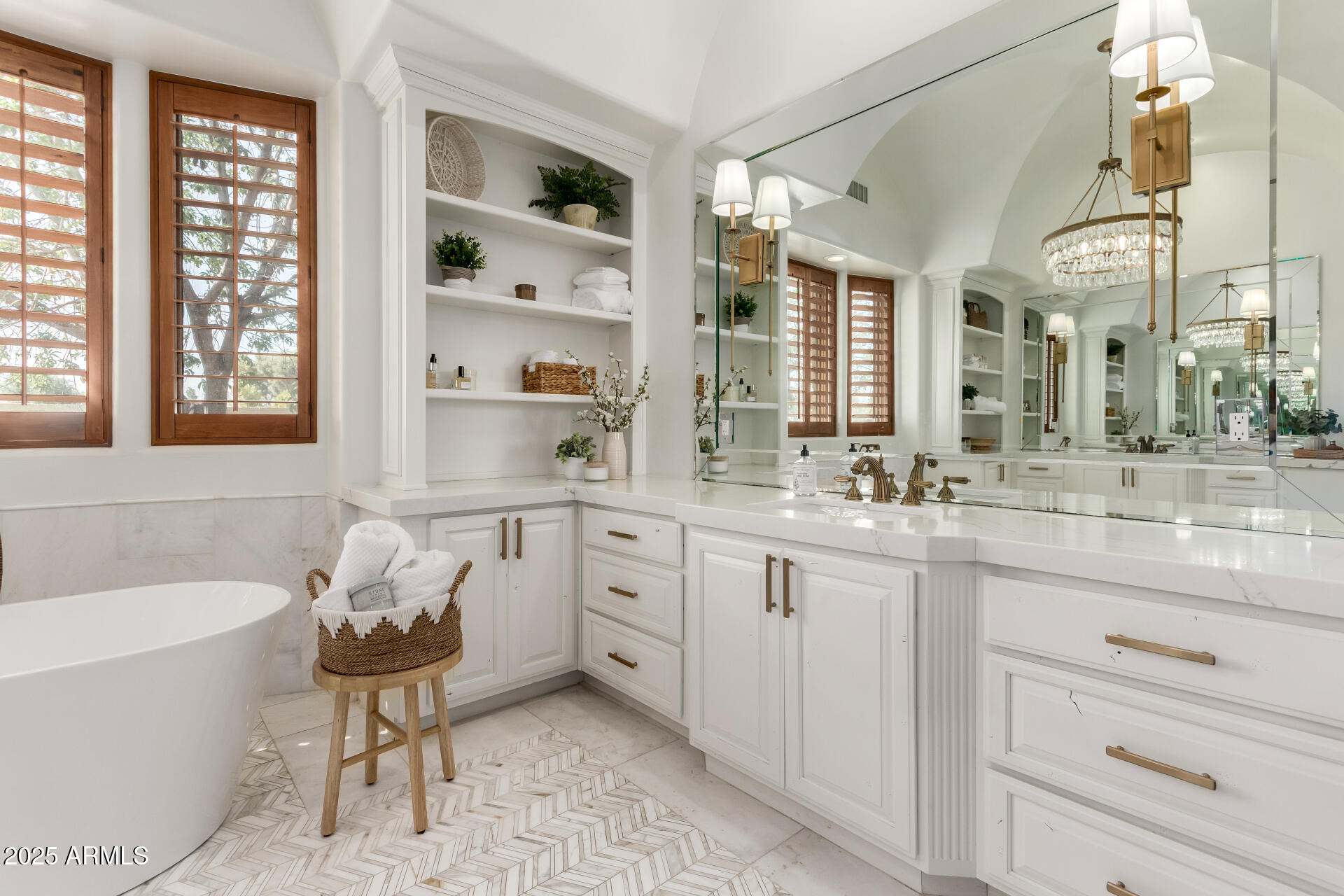 2527 E BEECHNUT Court