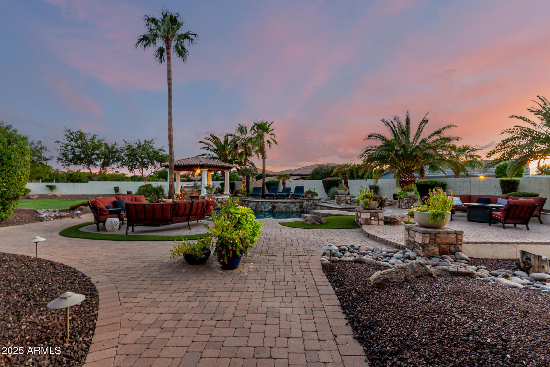 2527 E BEECHNUT Court