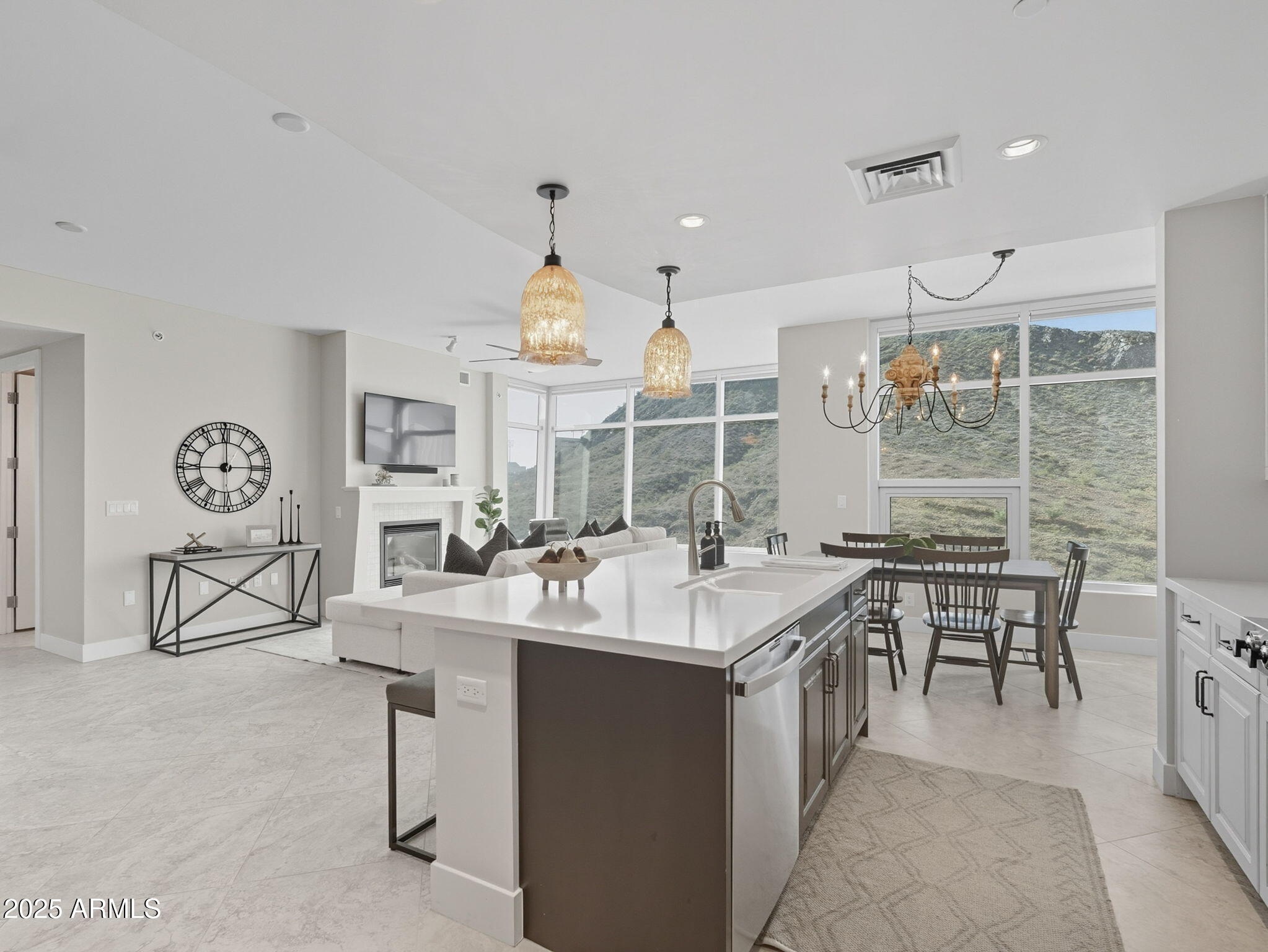 140 E RIO SALADO Parkway, 512