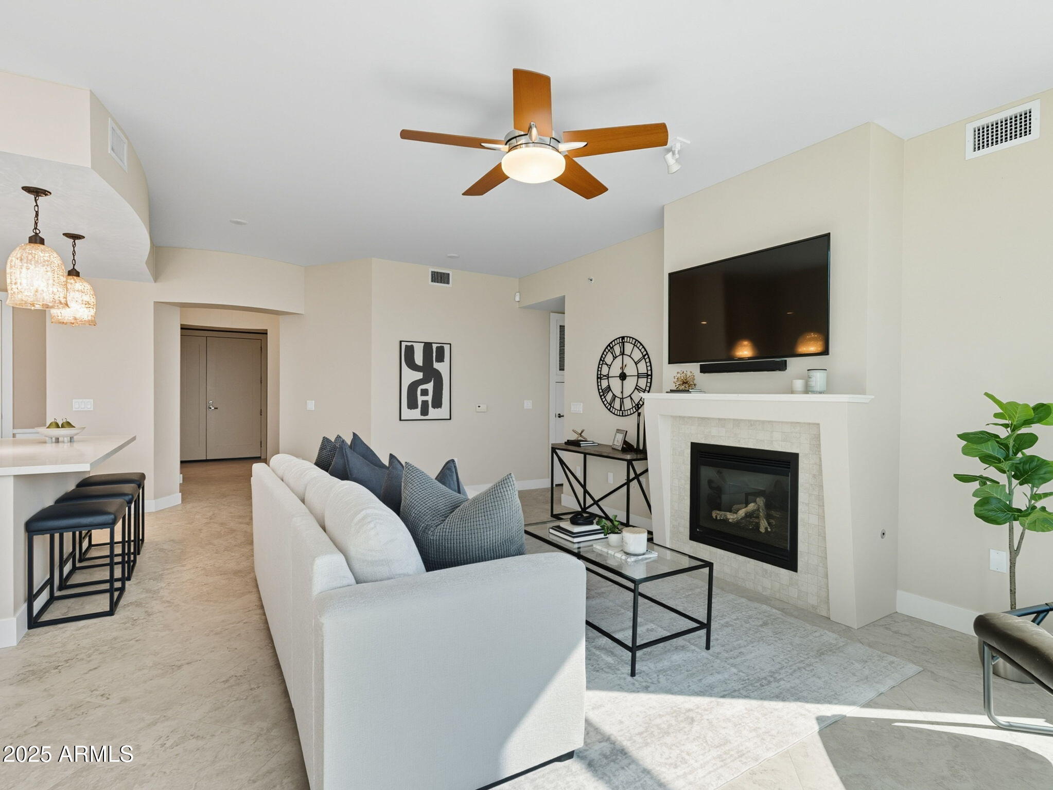 140 E RIO SALADO Parkway, 512