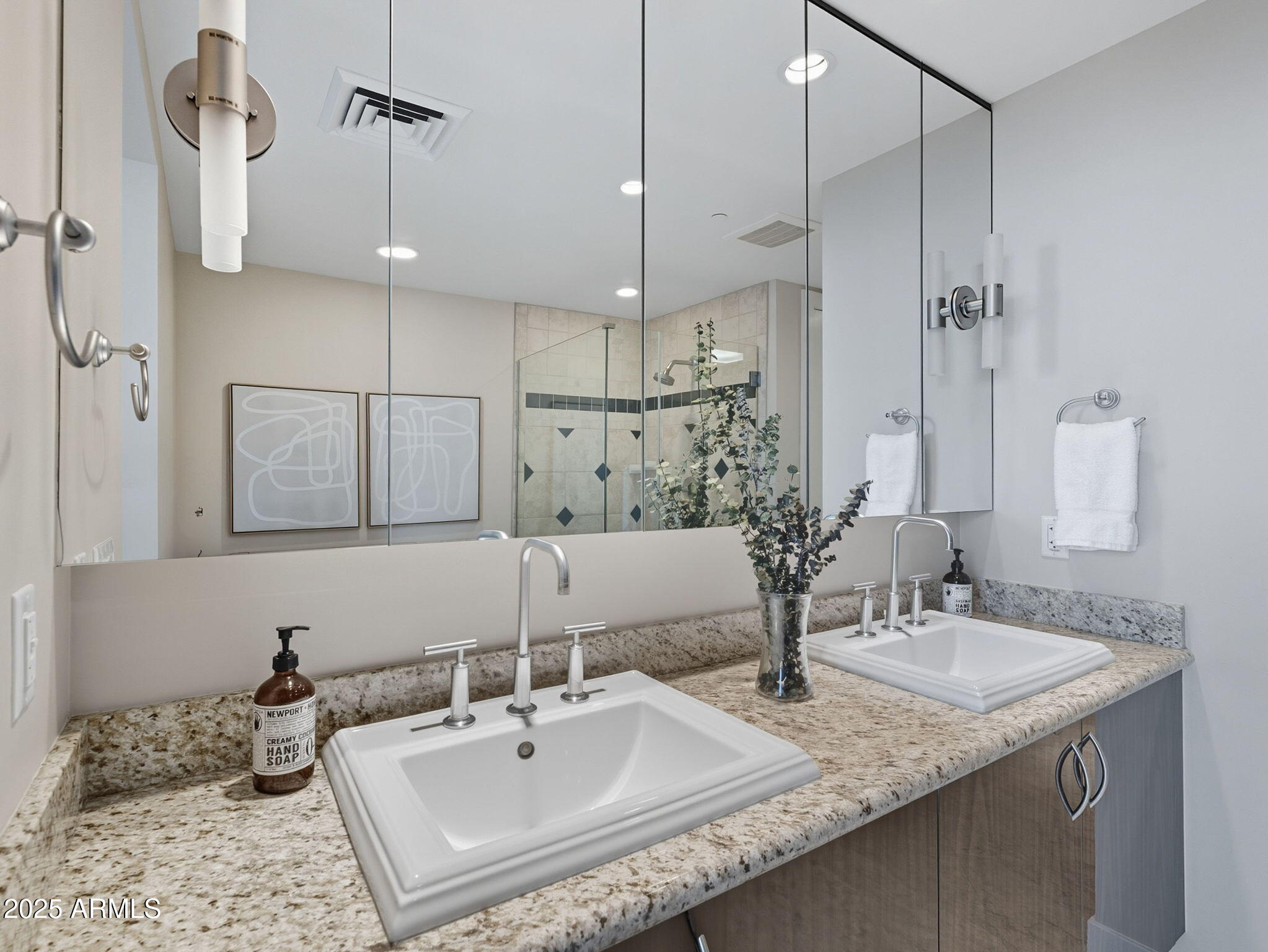 140 E RIO SALADO Parkway, 512