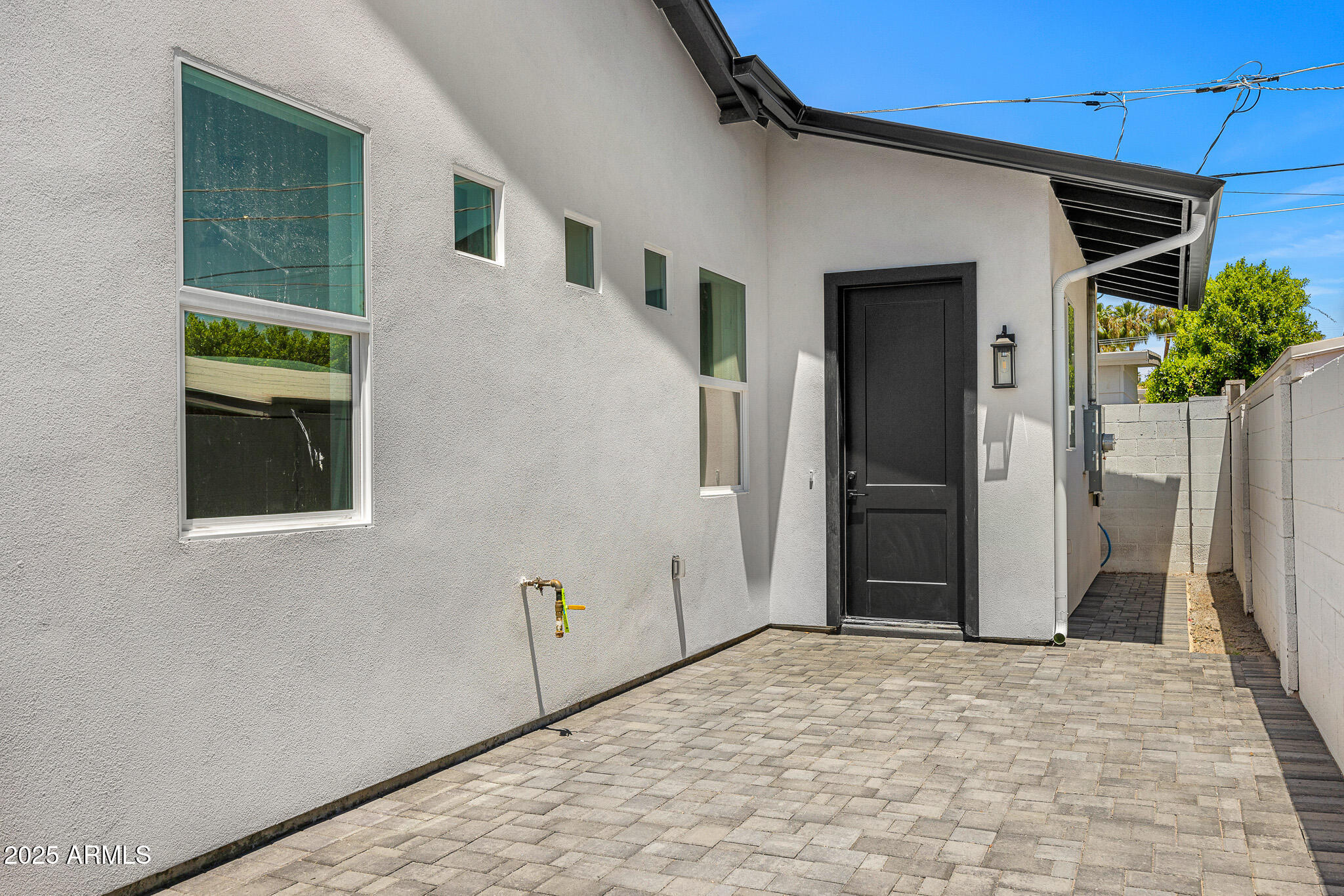 4124 E INDIANOLA Avenue