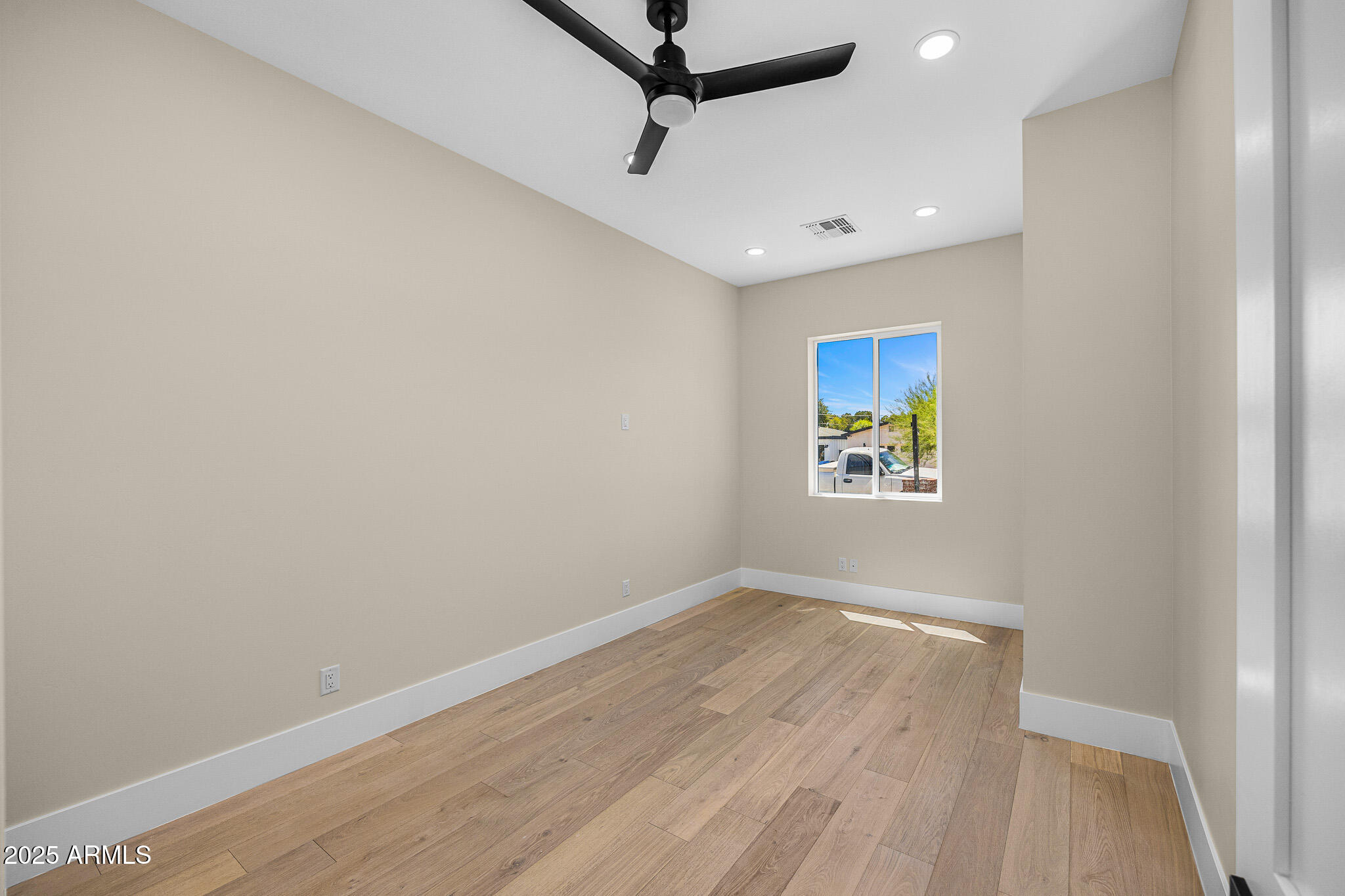 4124 E INDIANOLA Avenue