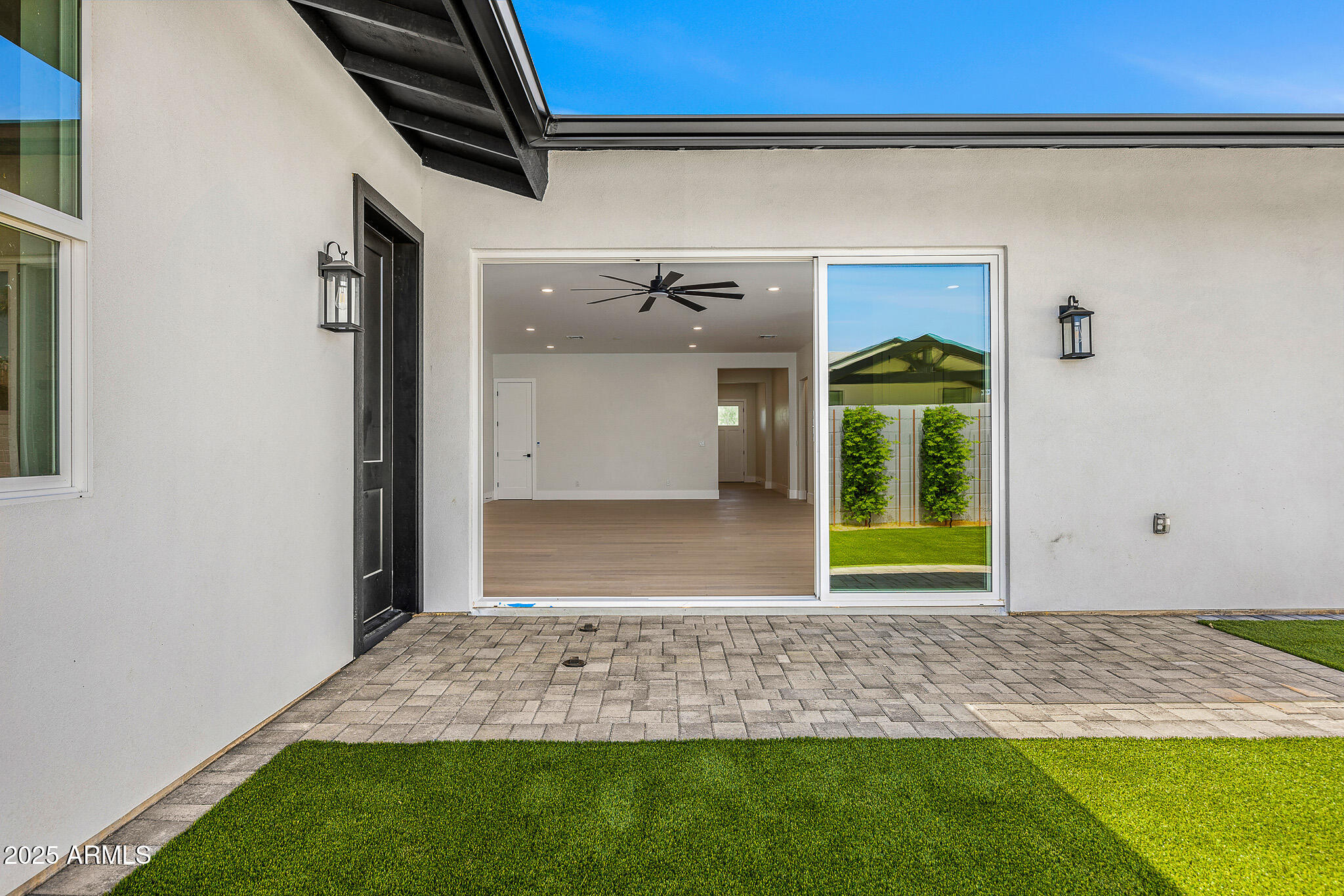 4124 E INDIANOLA Avenue