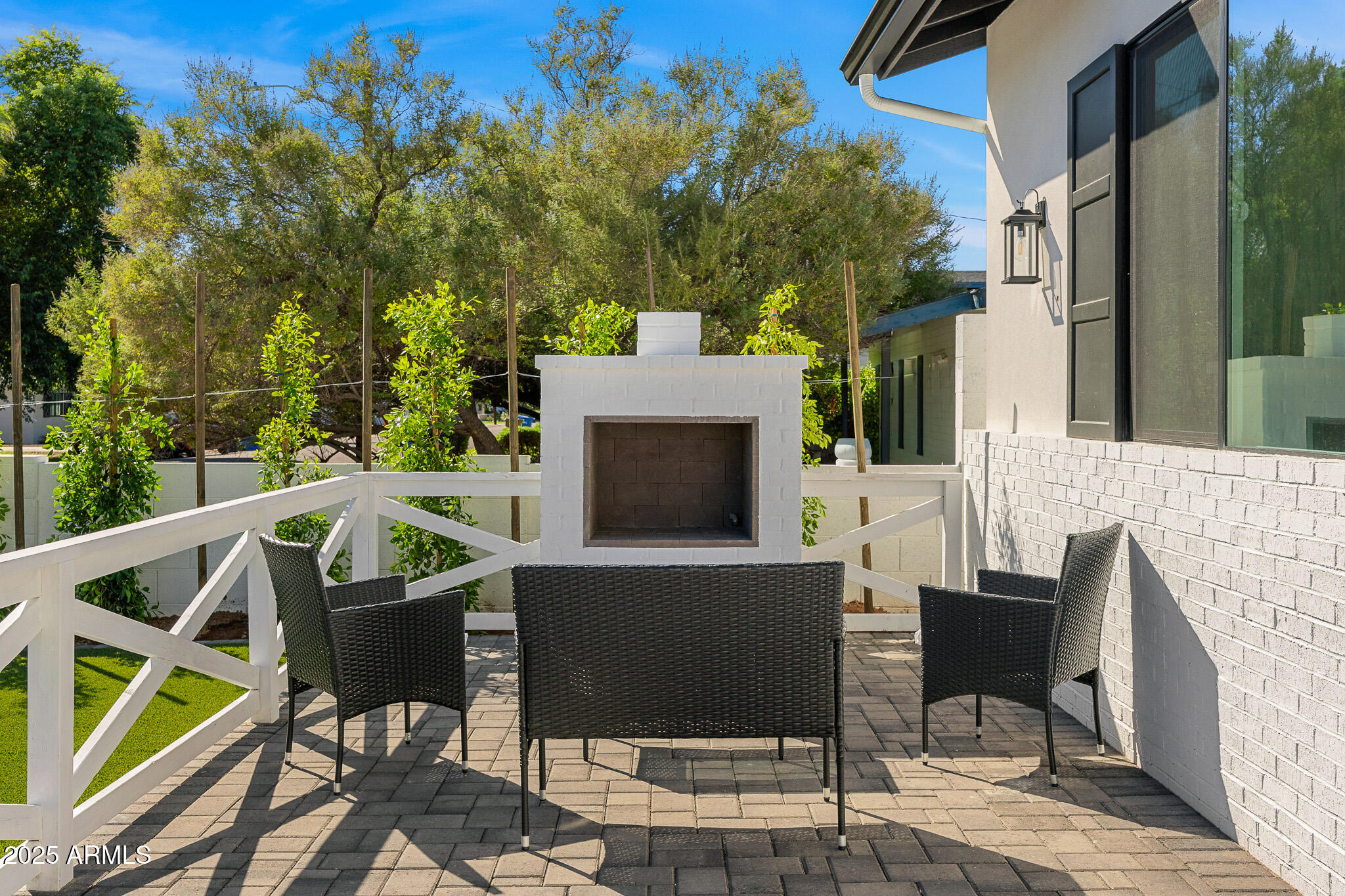 4124 E INDIANOLA Avenue