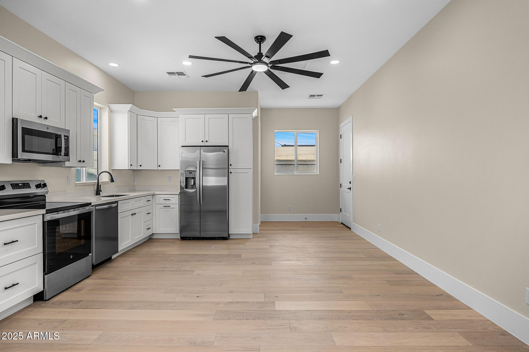 4124 E INDIANOLA Avenue