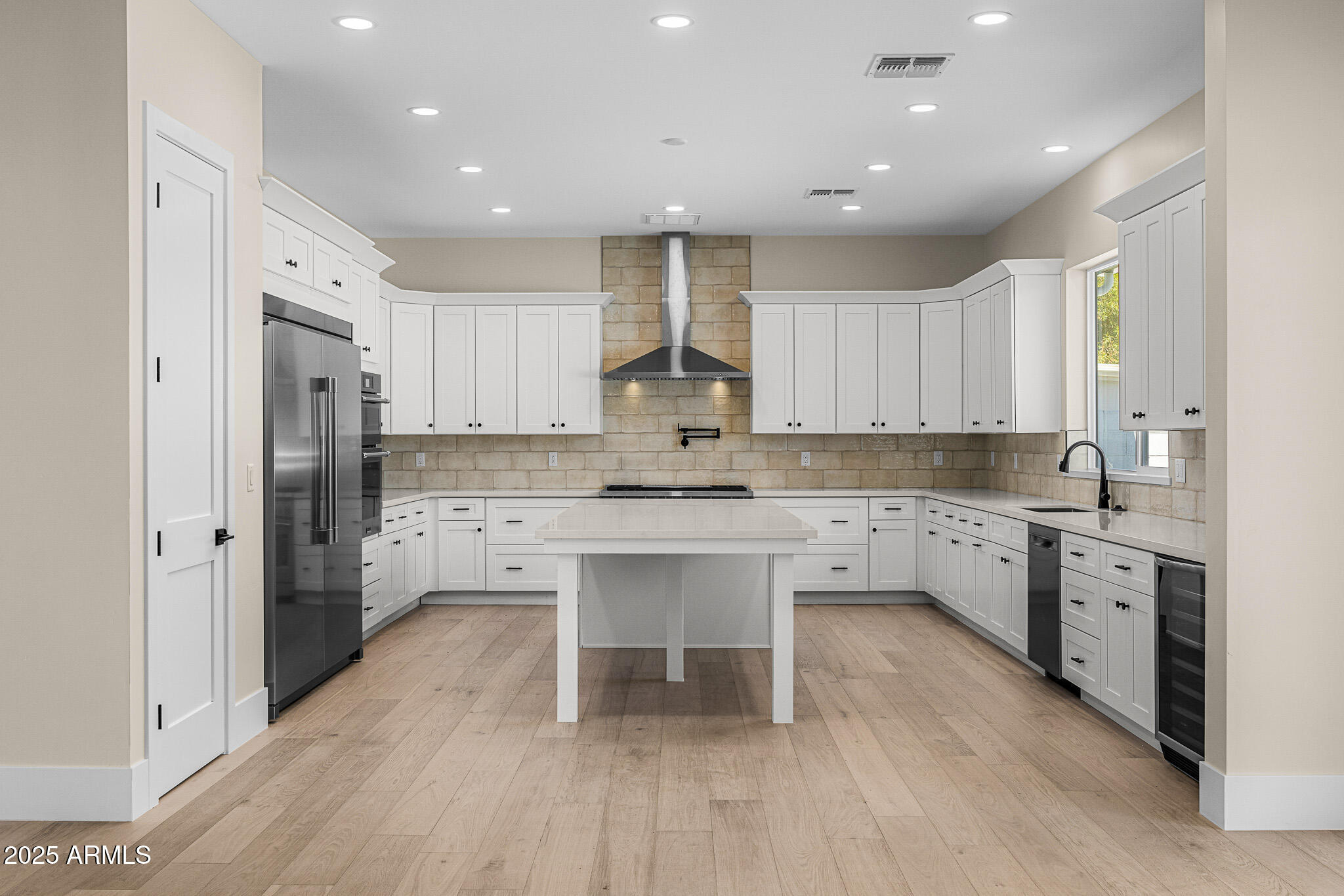 4124 E INDIANOLA Avenue