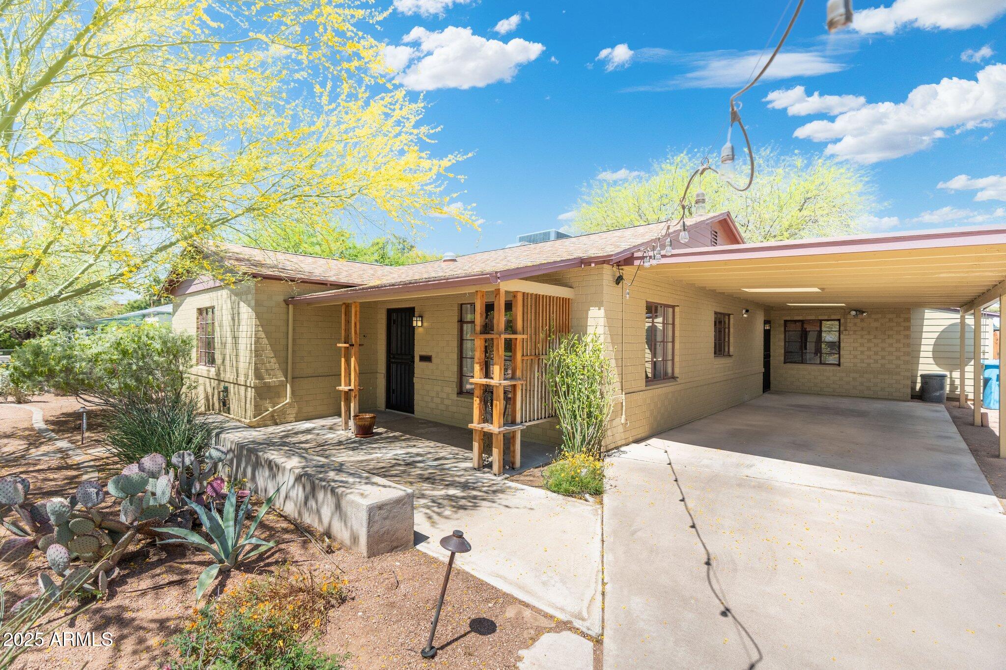 2434 E Pinchot Avenue