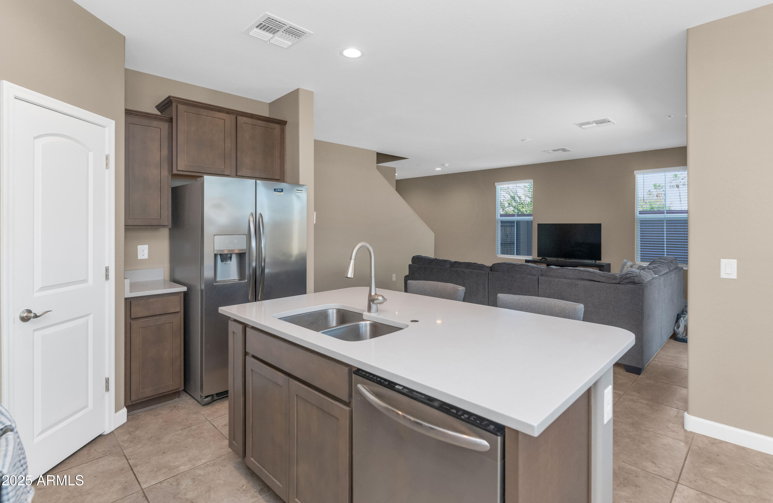 1255 N ARIZONA Avenue, 1251