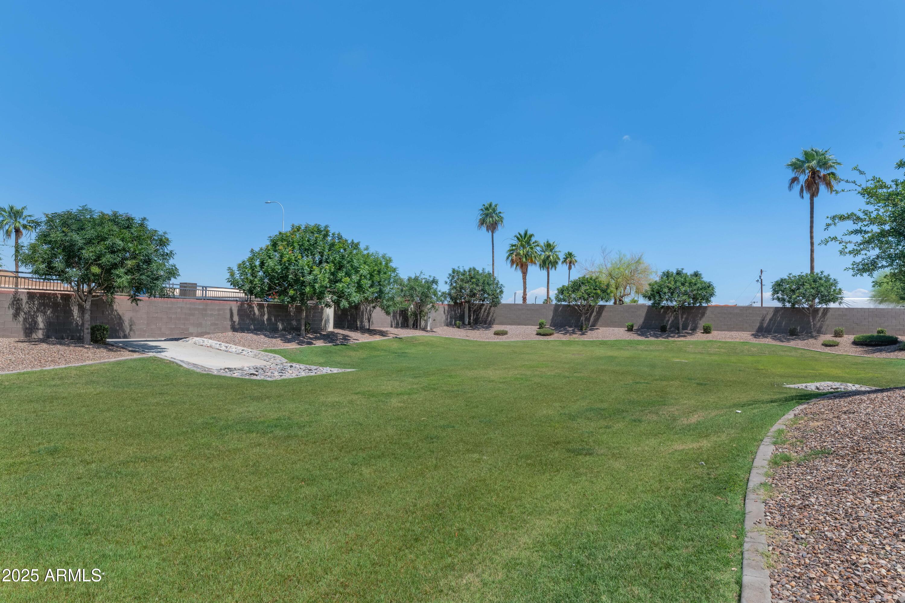 1255 N ARIZONA Avenue, 1251