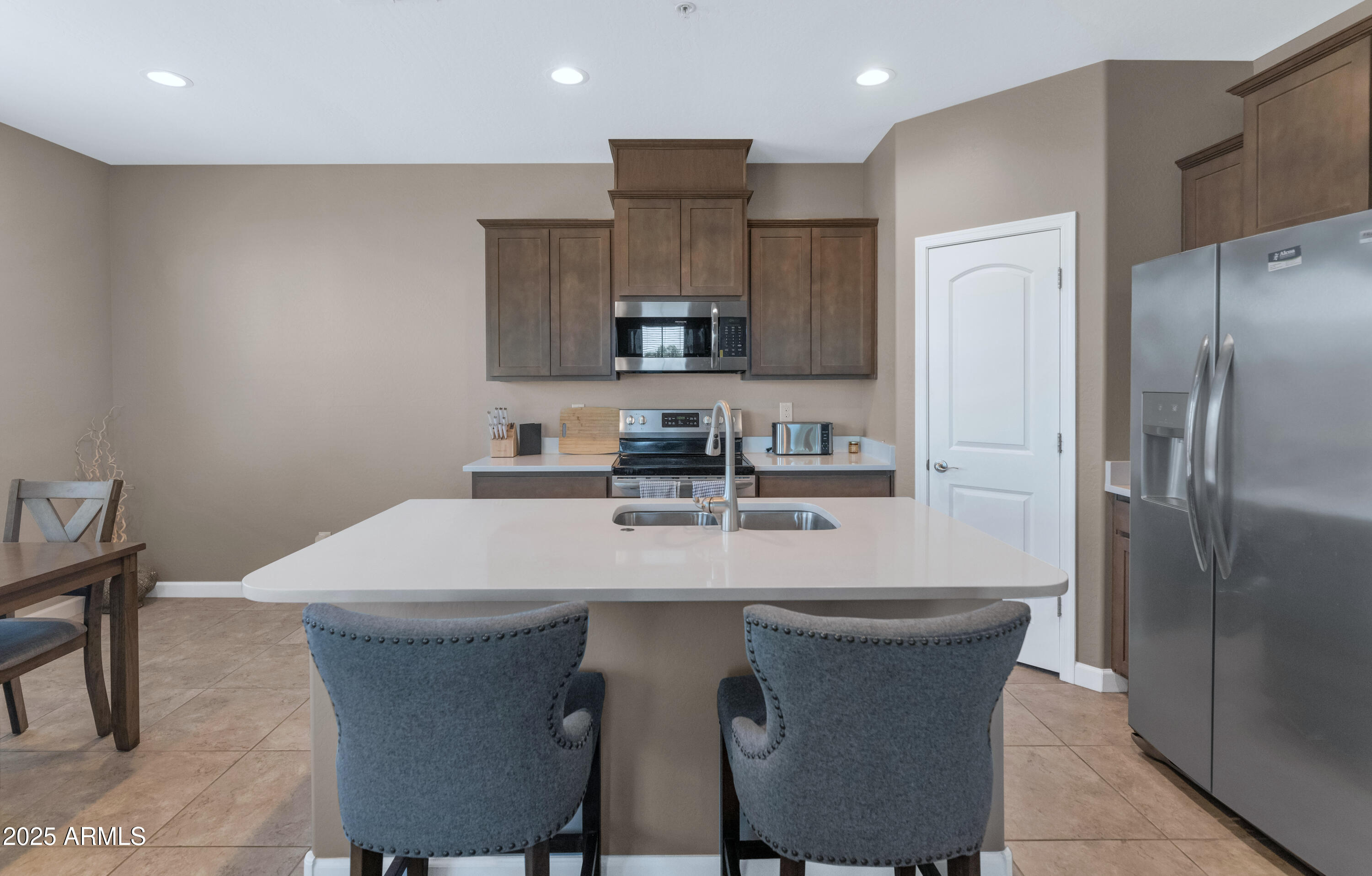 1255 N ARIZONA Avenue, 1251
