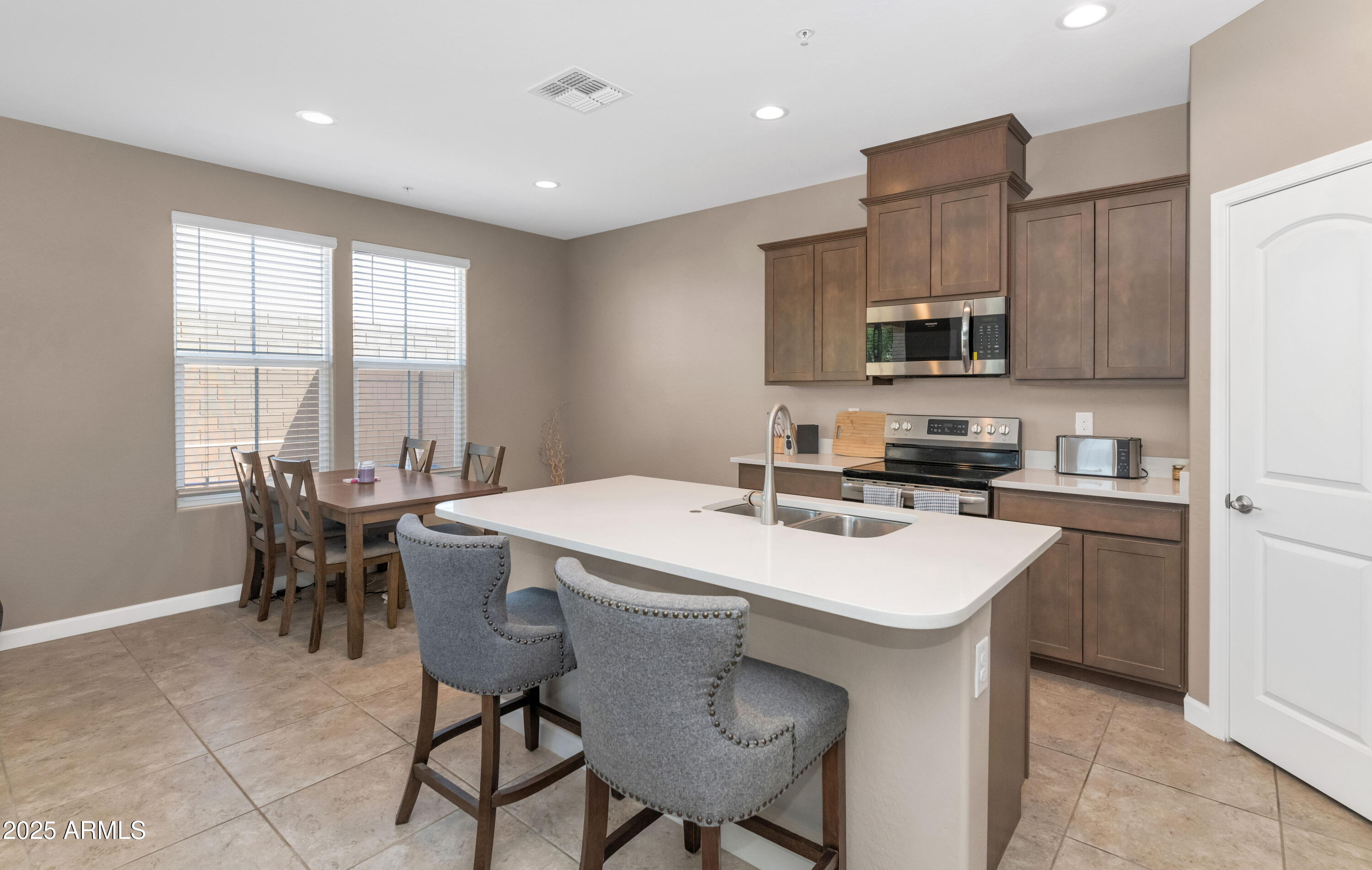 1255 N ARIZONA Avenue, 1251