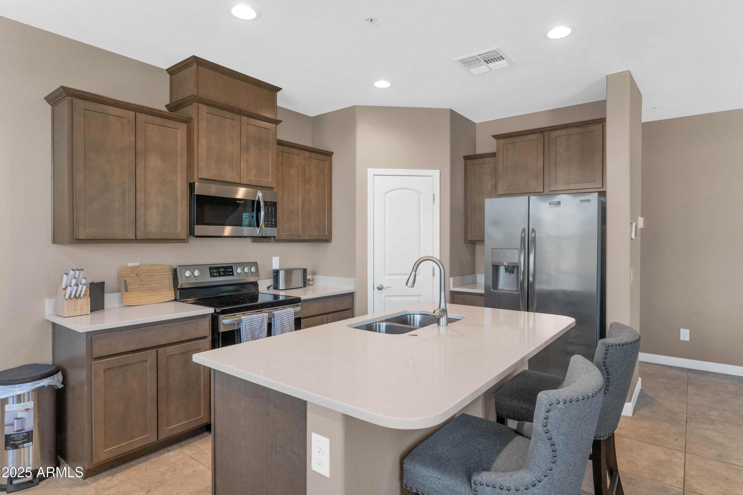 1255 N ARIZONA Avenue, 1251
