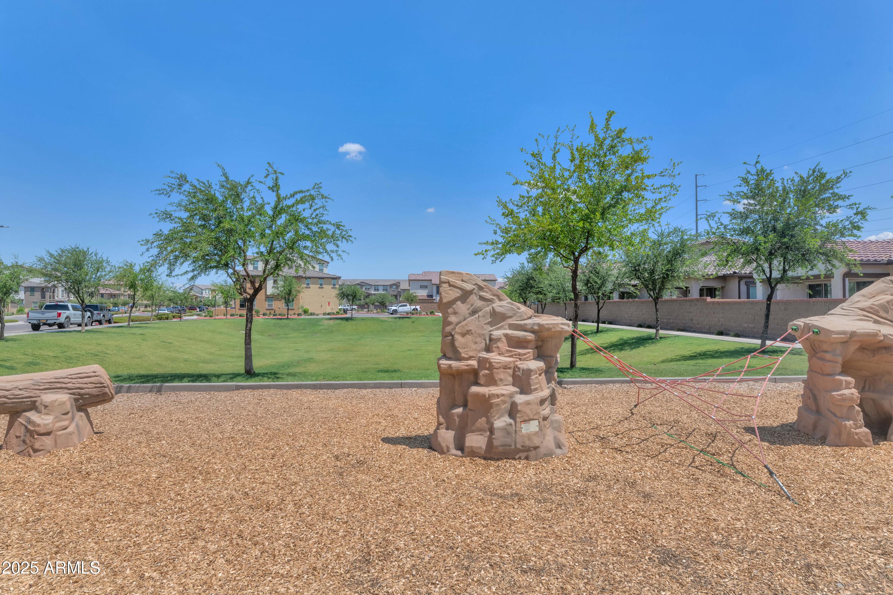1255 N ARIZONA Avenue, 1251